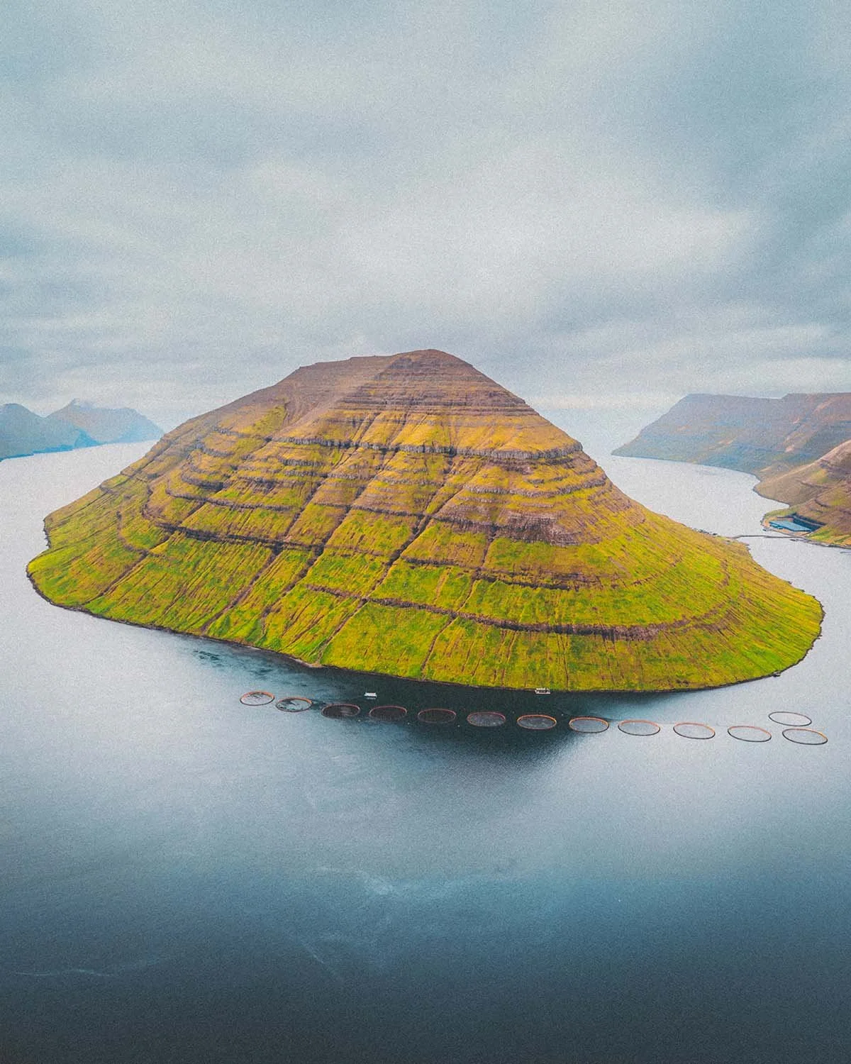 Panorama aérien spectaculaire de Klaksvík, la deuxième plus grande ville des Féroé, nichée entre deux fjords et dominée par la montagne Klakkur.