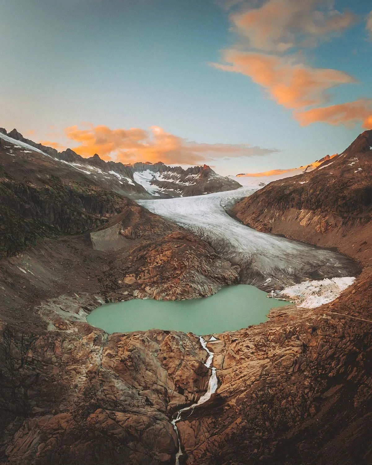 La fonte des glaces. Un lac glaciaire émeraude se forme au pied du géant blanc, témoin fragile du temps.