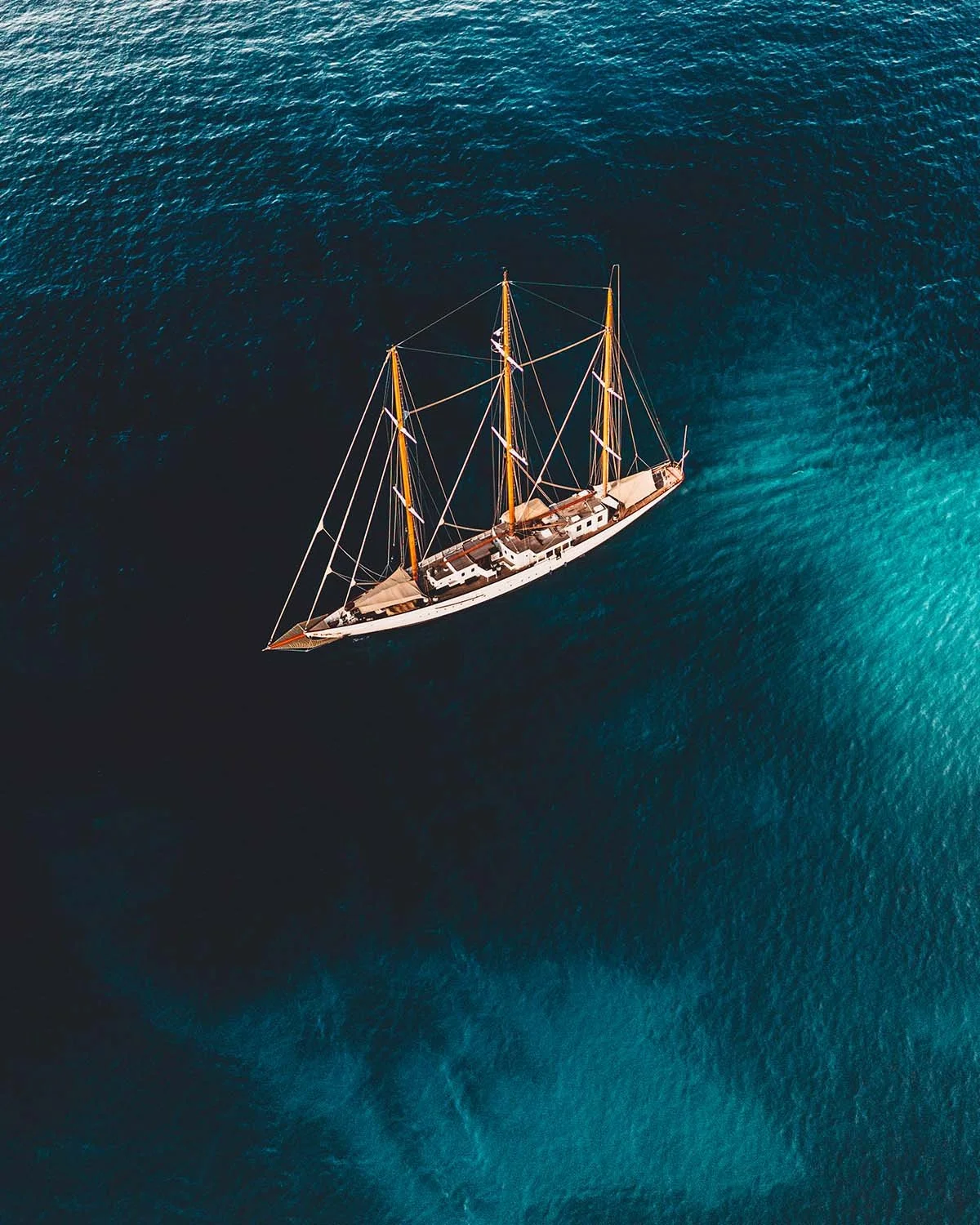 Navigation silencieuse. Un trois-mâts fend les eaux saphir de la Méditerranée dans une élégance intemporelle.