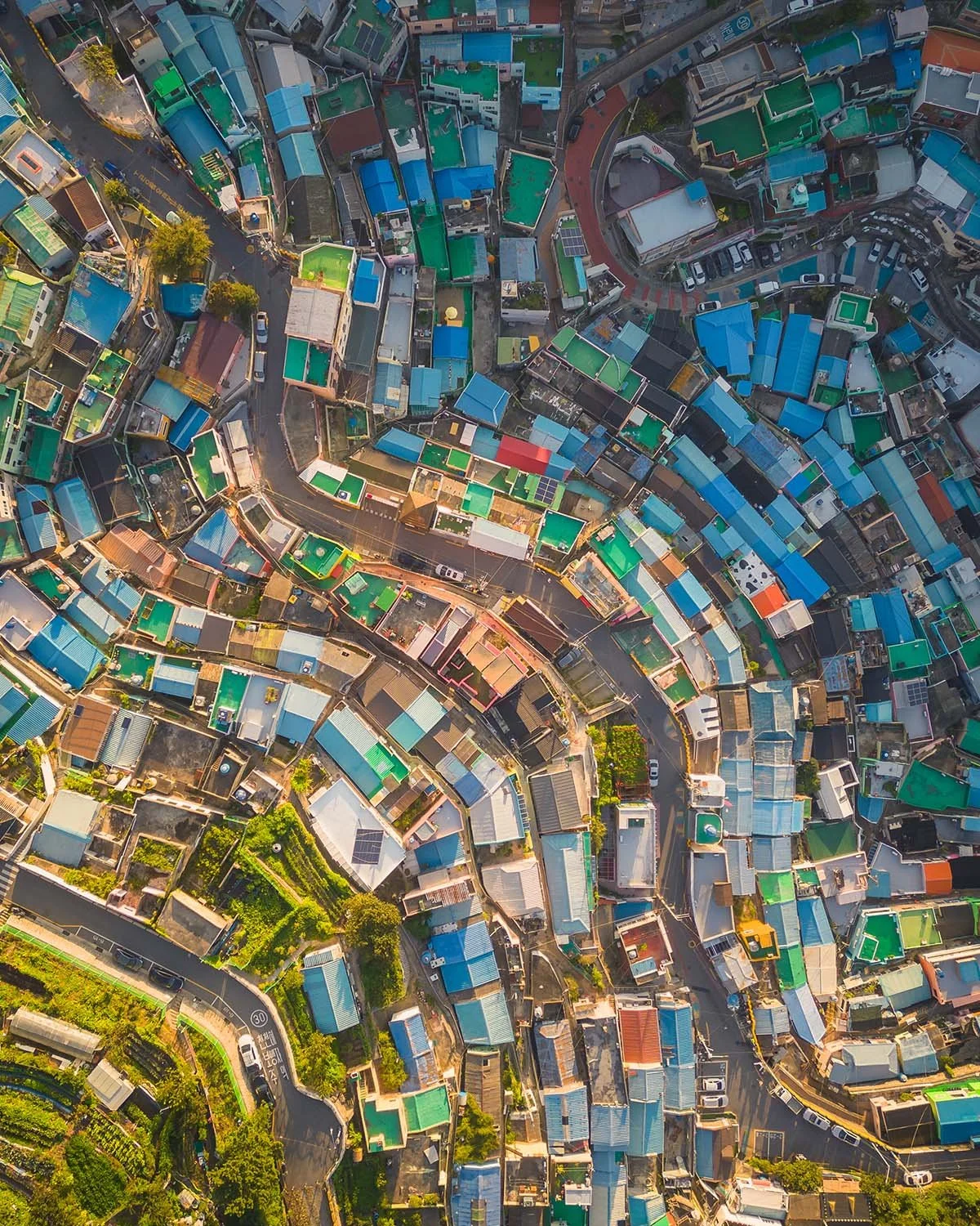 Vue spectaculaire en drone au-dessus du Gamcheon Culture Village à Busan. Quartier historique coréen célèbre pour ses toits bleus, ses maisons colorées et ses ruelles escarpées.