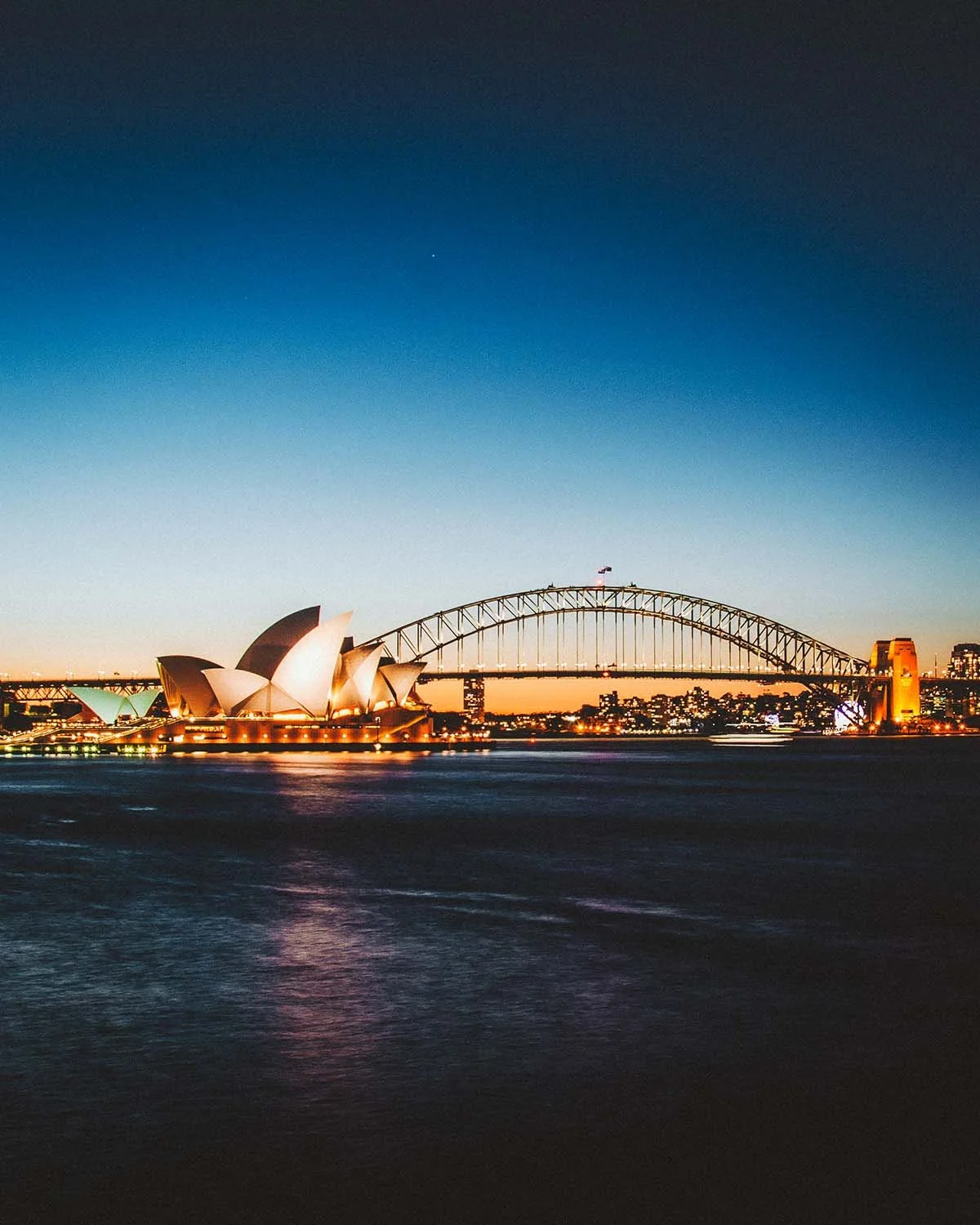 Les icônes. La baie de Sydney scintille au crépuscule, marquant la fin du voyage.