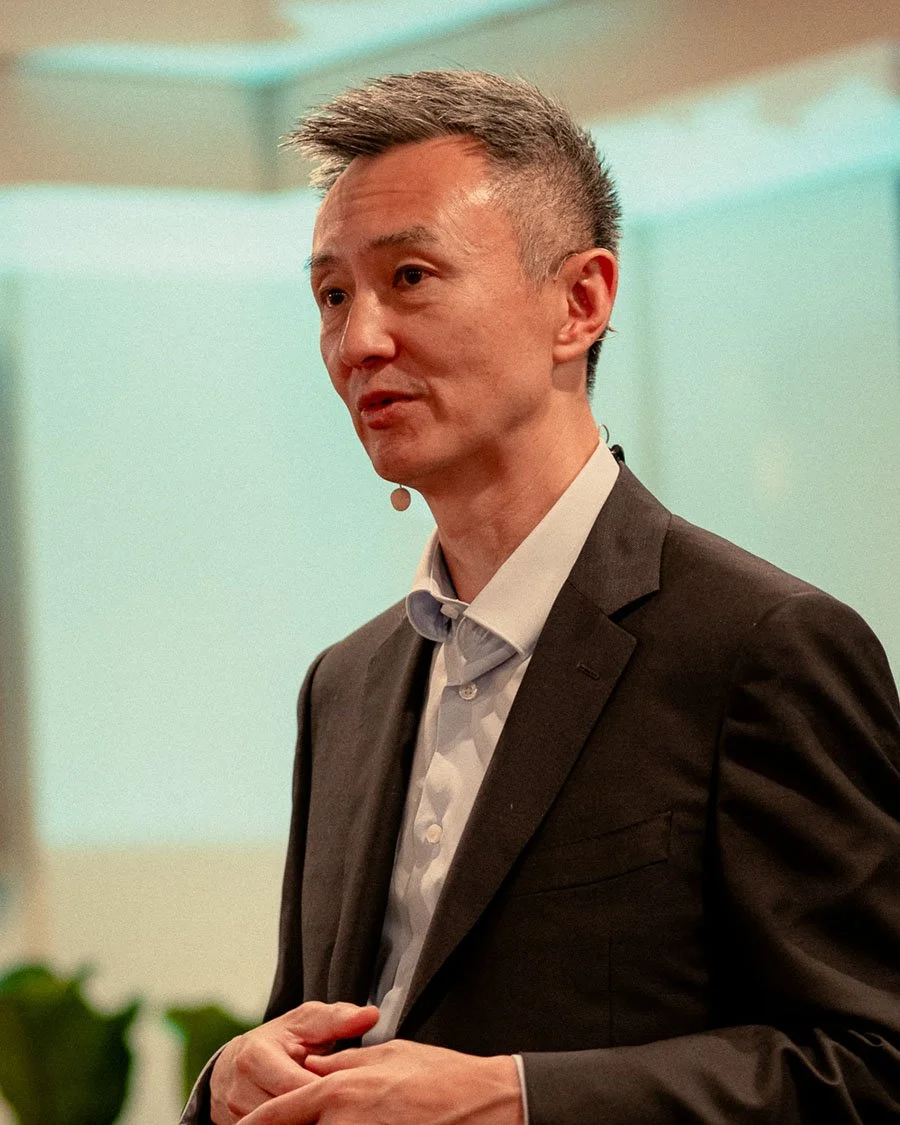 Dirigeant d'entreprise animant une keynote lors d'une conférence à Paris. Photographie événementielle focalisée sur le leadership et la communication orale.