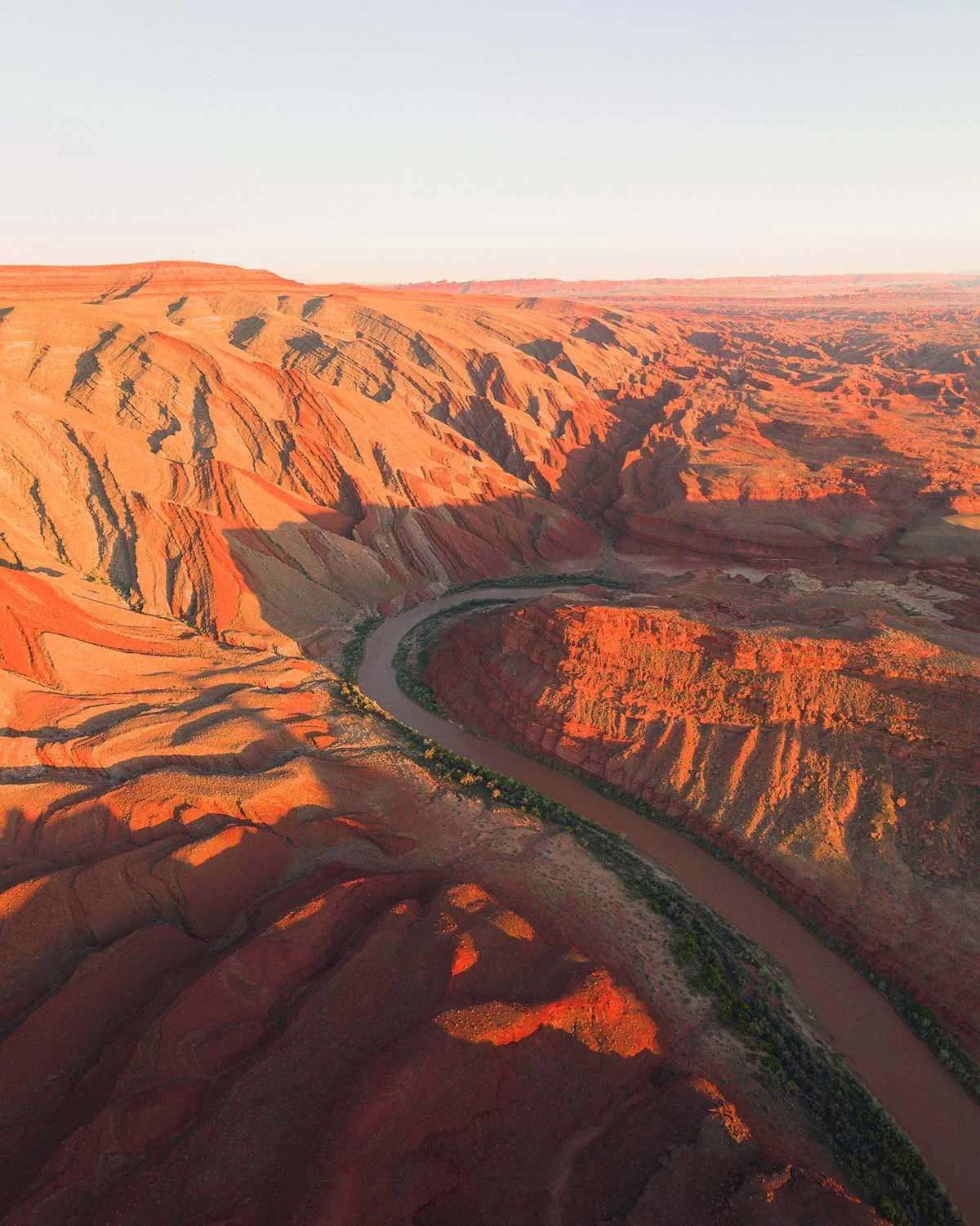 Panorama aérien haute résolution montrant les méandres de la rivière San Juan au coucher du soleil. Paysage géologique érodé typique de l'Ouest américain capturé par drone.