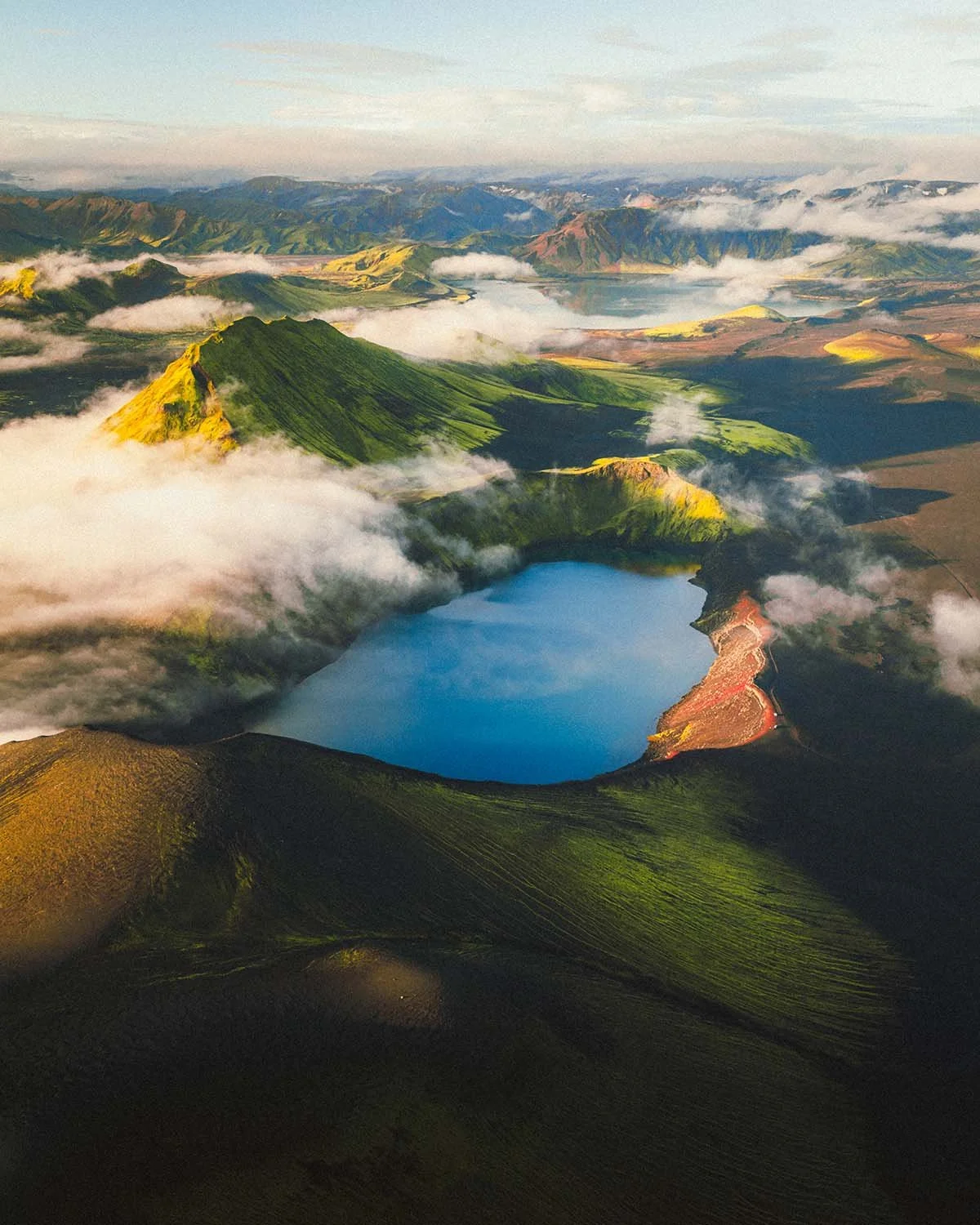 Lac de cratère aux eaux bleues profondes, niché au cœur des paysages volcaniques de la réserve naturelle de Fjallabak sur la route F208.