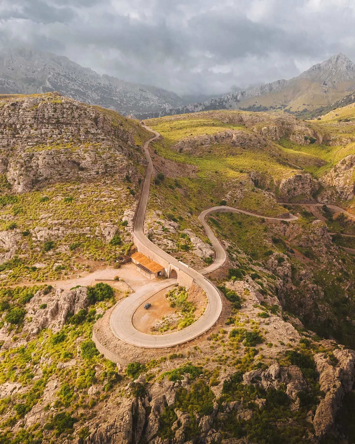 La route mythique de Sa Calobra et son célèbre virage "Nœud de cravate" dans la Sierra de Tramuntana. Spot incontournable pour les cyclistes et photographes à Majorque.