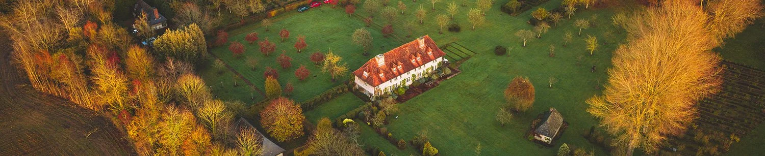 Photographie aérienne panoramique d'un domaine de réception pour séminaires et team building. Mise en valeur du lieu, de l'architecture et de l'environnement naturel par drone pour les lieux d'exception.