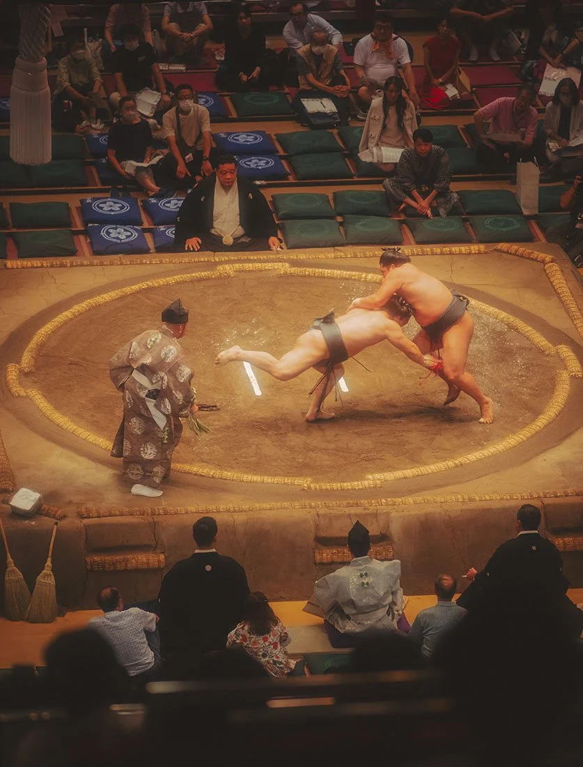 Vue plongeante sur un combat de Sumo traditionnel au Japon. Une image documentaire capturant l'intensité et la culture nippone. Portfolio Voyage Dimitri Weber.