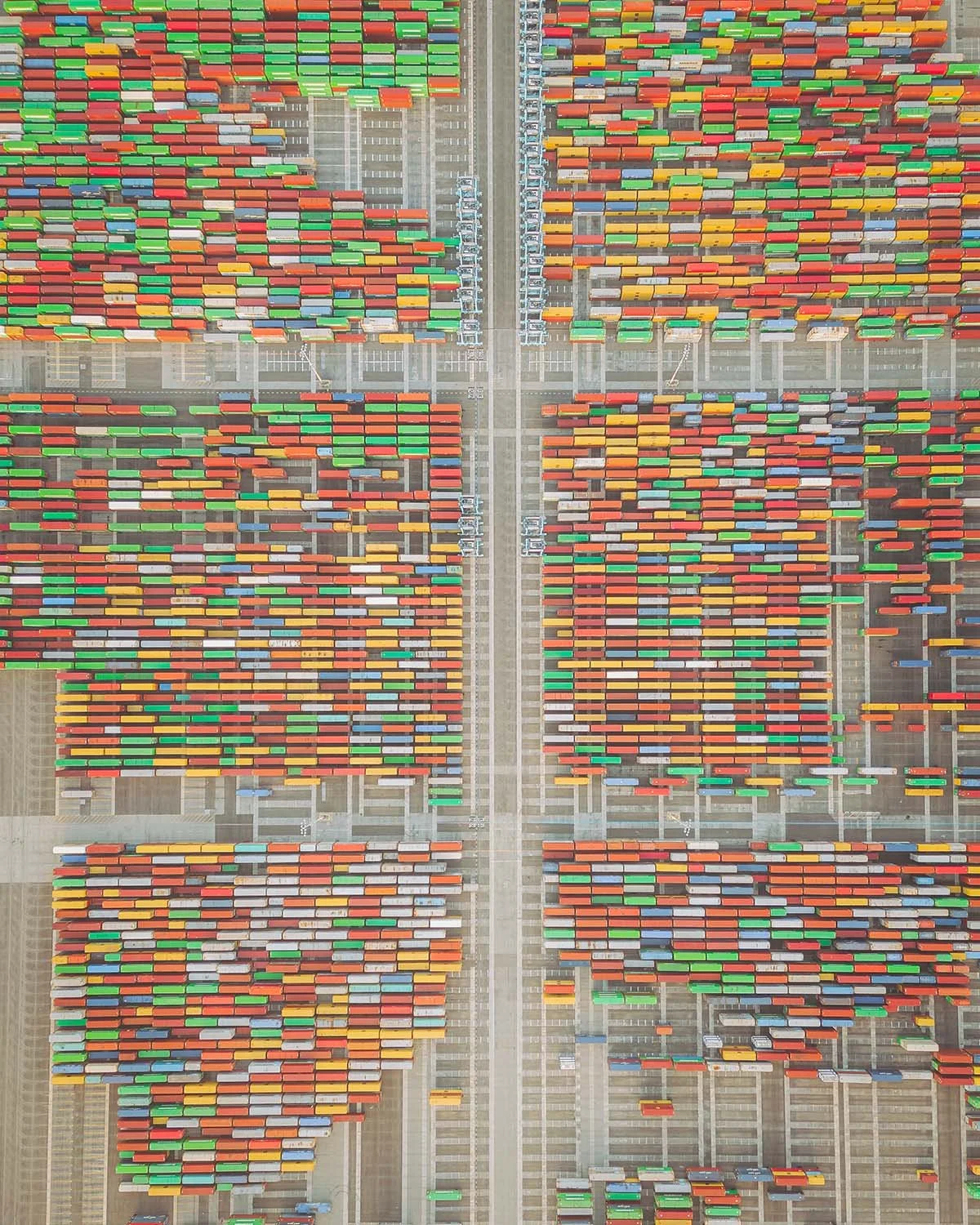 Vue verticale (top-down) graphique prise par drone au-dessus d'un terminal portuaire. Motif coloré de conteneurs maritimes, idéal pour illustrer le transport, la logistique ou l'industrie.