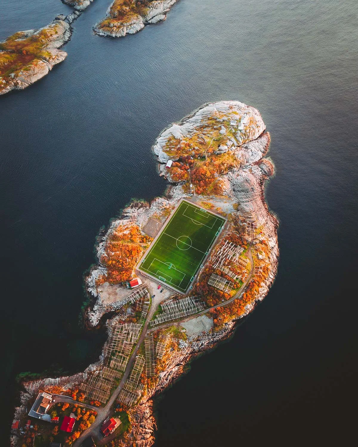 e stade du bout du monde. Un terrain de football posé sur un rocher au milieu de l'Atlantique.