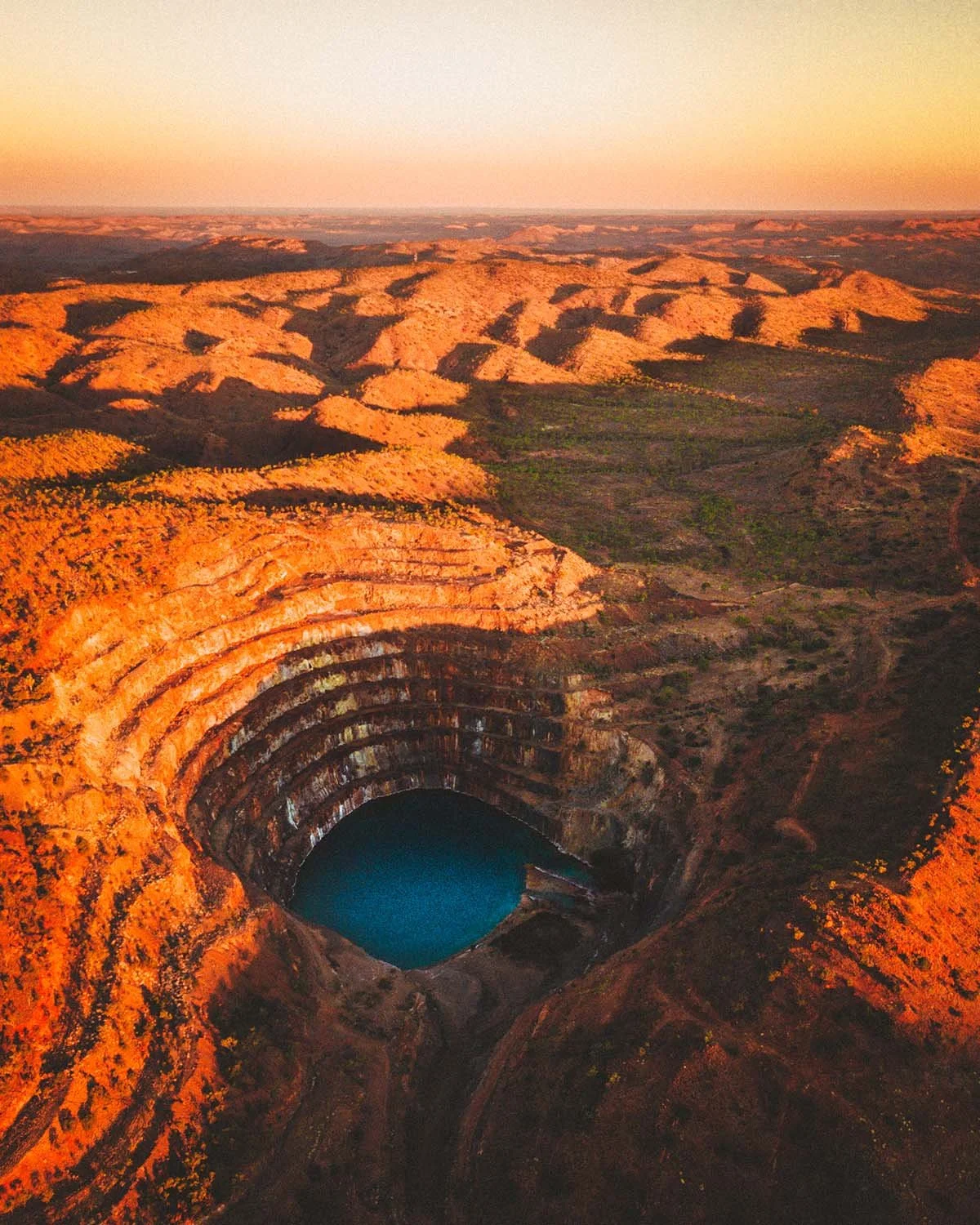 L'empreinte de l'homme. Une ancienne mine à ciel ouvert où la nature reprend ses droits.
