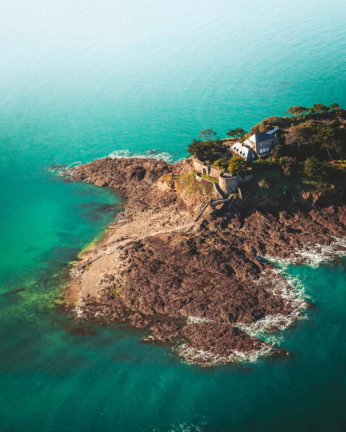 Forteresse marine. Le château médiéval du Fort la Latte domine la mer émeraude en Bretagne.