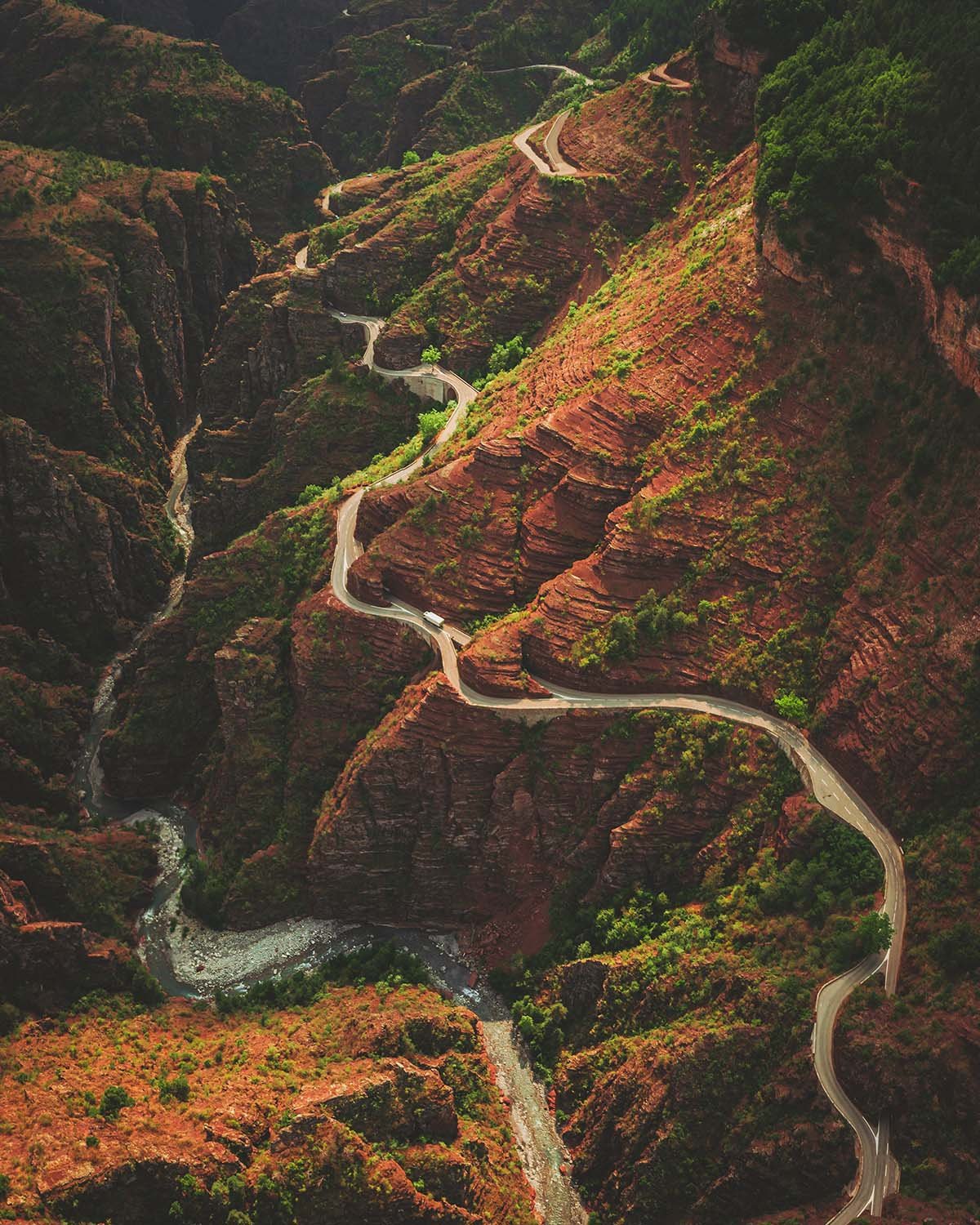 Cicatrice dans la roche. Les lacets vertigineux taillés à même la pierre rouge pour s'enfoncer au cœur du canyon.