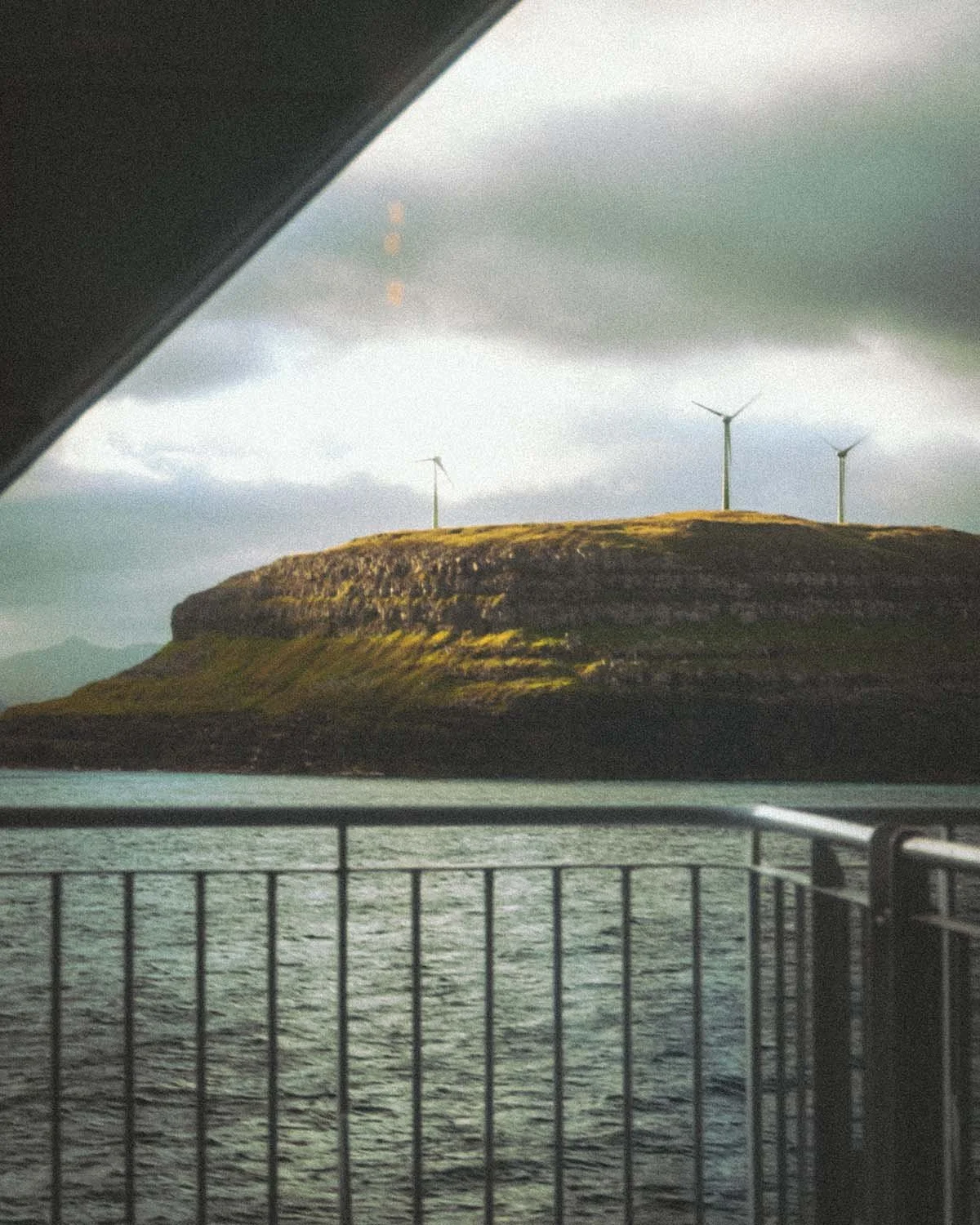 Paysage marin montrant un champ d'éoliennes offshore dans la Mer du Nord, photographié depuis le pont du ferry lors de la traversée vers les Féroé.