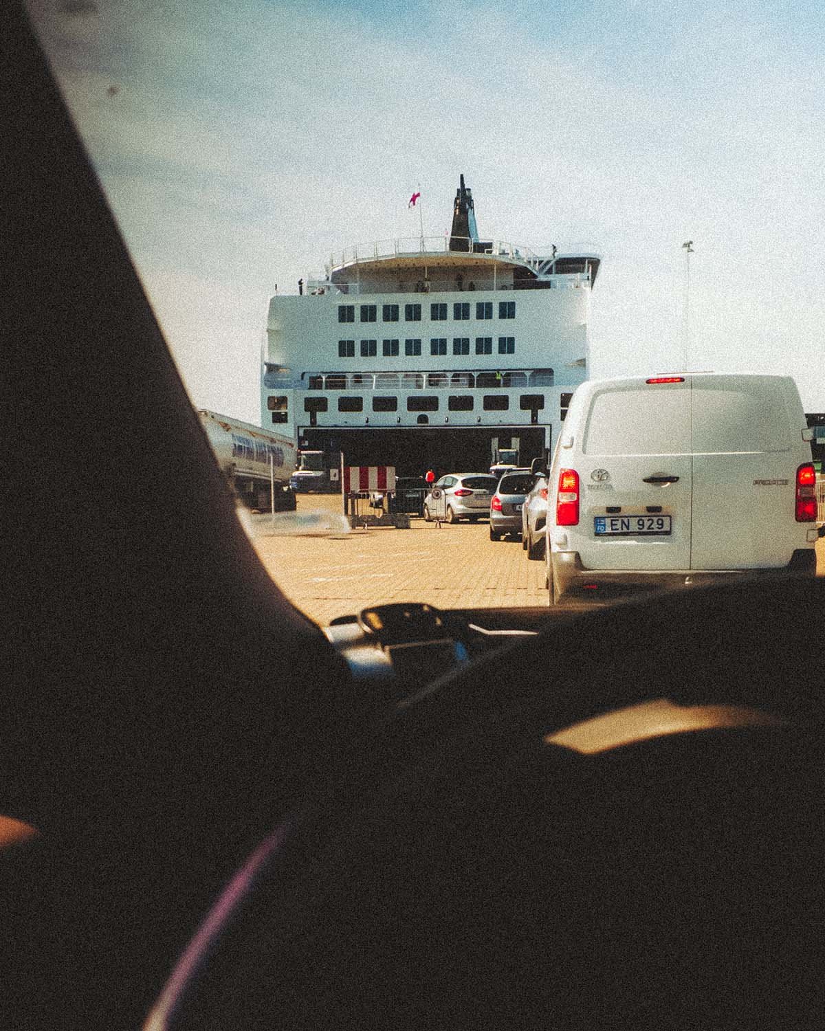 Véhicules attendant l'embarquement sur le ferry MS Norröna (Smyril Line) au port de Hirtshals au Danemark. Départ pour un road trip aux Îles Féroé.