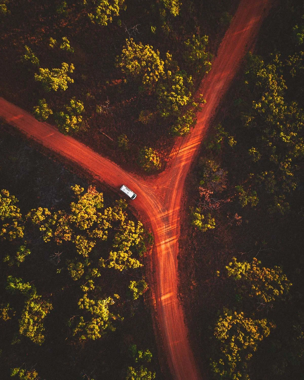 Perdus dans la terre rouge. Navigation solitaire sur les pistes de l'intérieur.