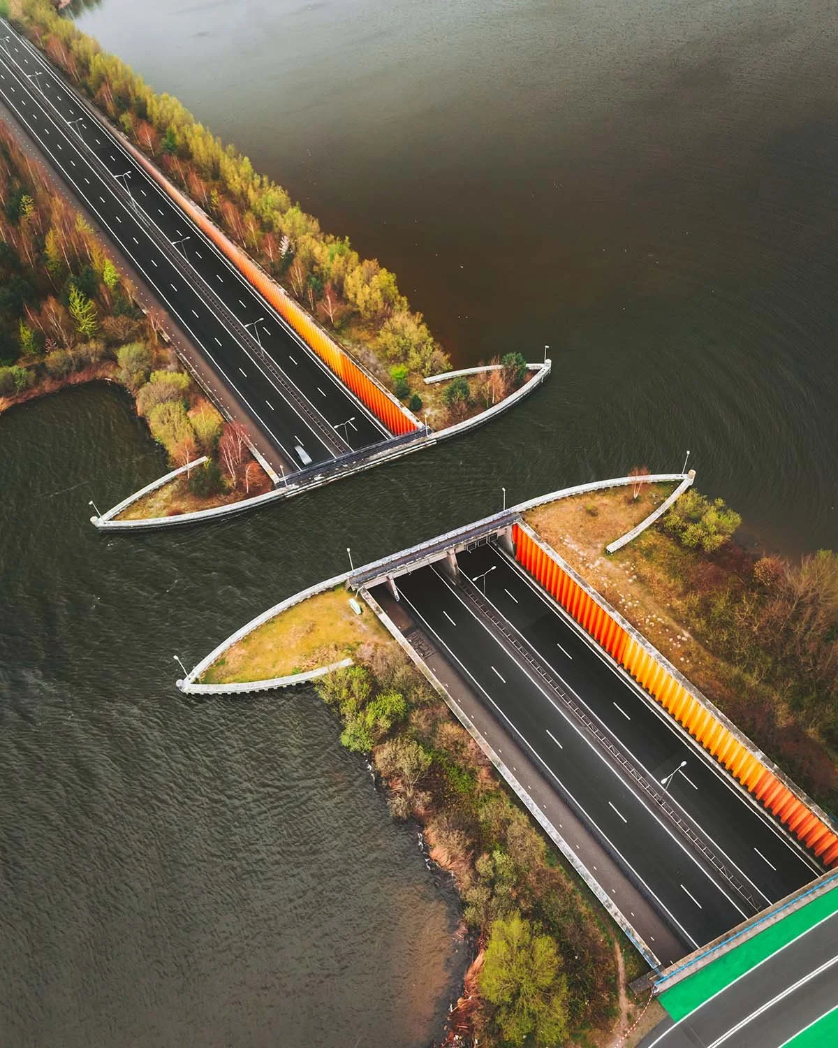 Le monde à l'envers. L'aqueduc de Veluwemeer aux Pays-Bas, où les bateaux naviguent au-dessus des voitures.