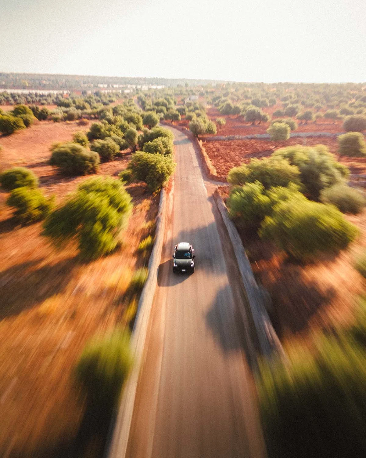 Route pittoresque traversant les paysages arides et vallonnés de l'arrière-pays sicilien. Invitation au road trip en Italie du Sud.