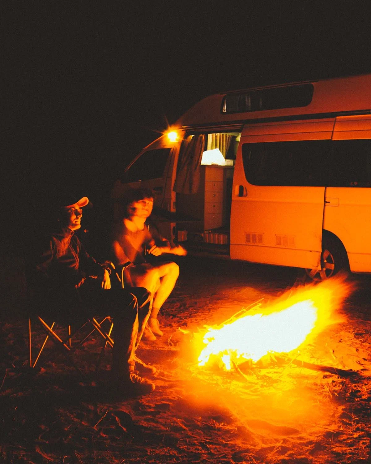 L'essence du roadtrip. Moments simples autour du feu après une journée de route dans l'Outback.