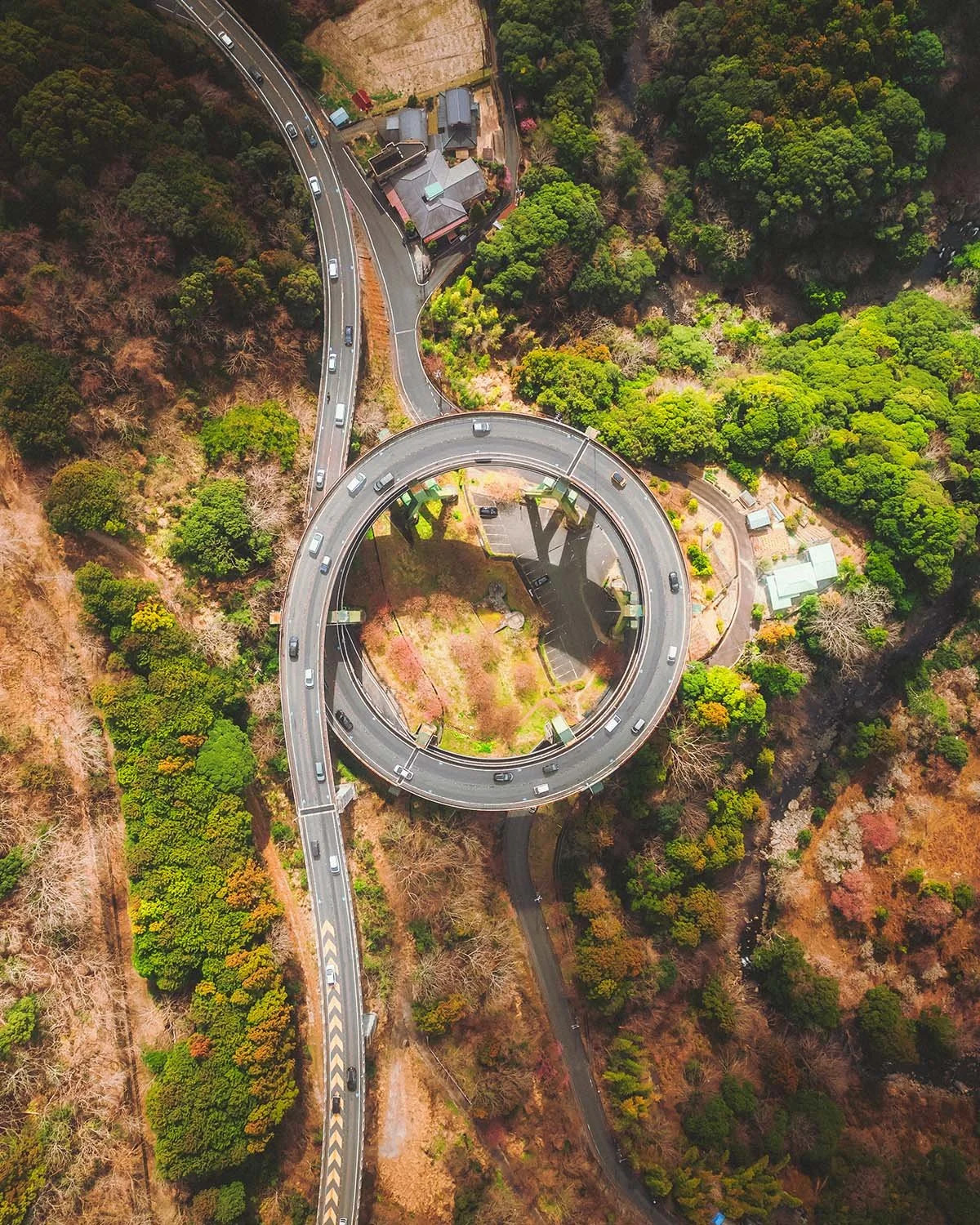 Vue aérienne impressionnante du double pont en spirale de Kawazu-Nanadaru (Loop Bridge) niché dans les montagnes de la péninsule d'Izu. Prouesse de génie civil.