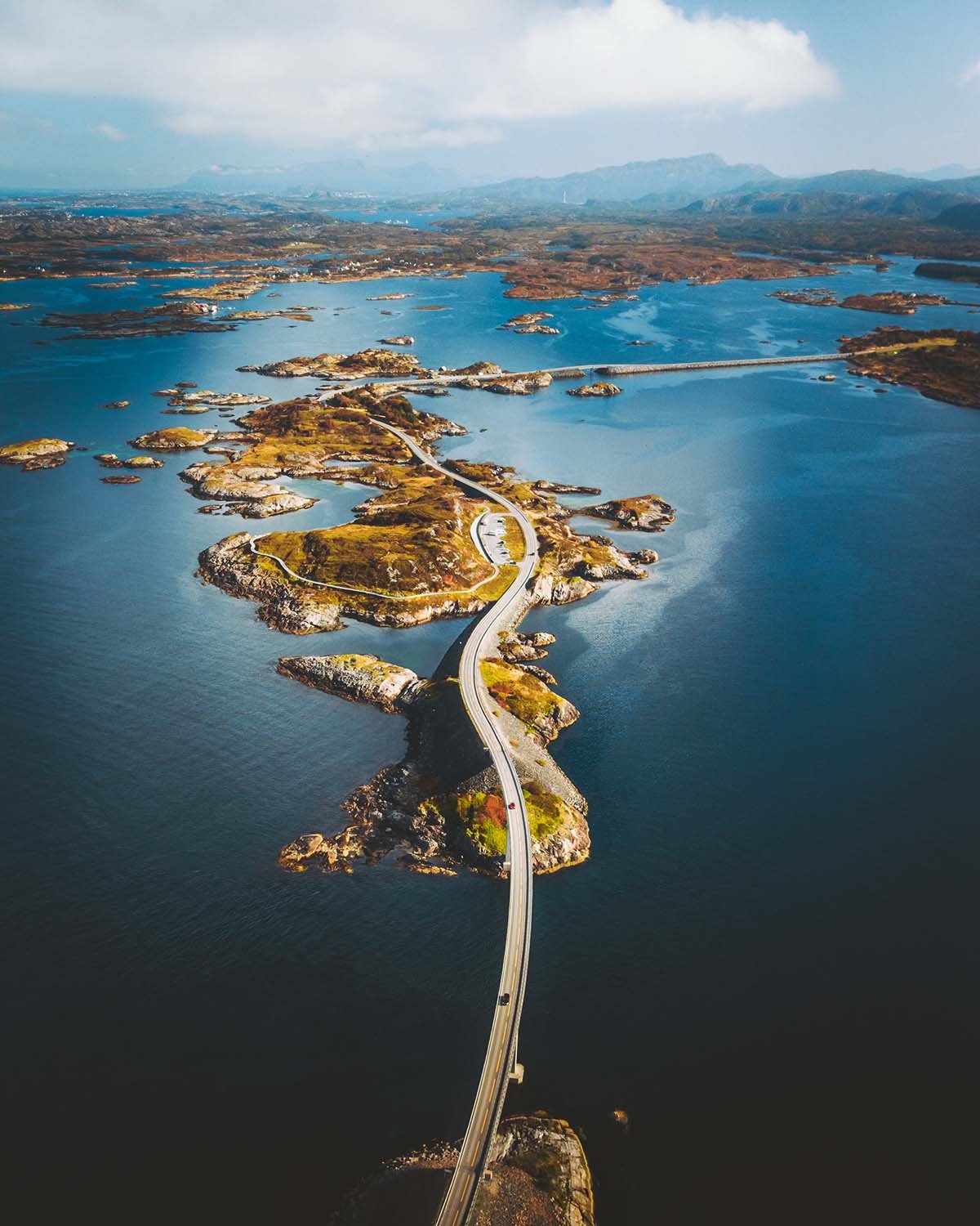 D'île en île. La route de l'Atlantique serpente entre les écueils de la côte norvégienne.