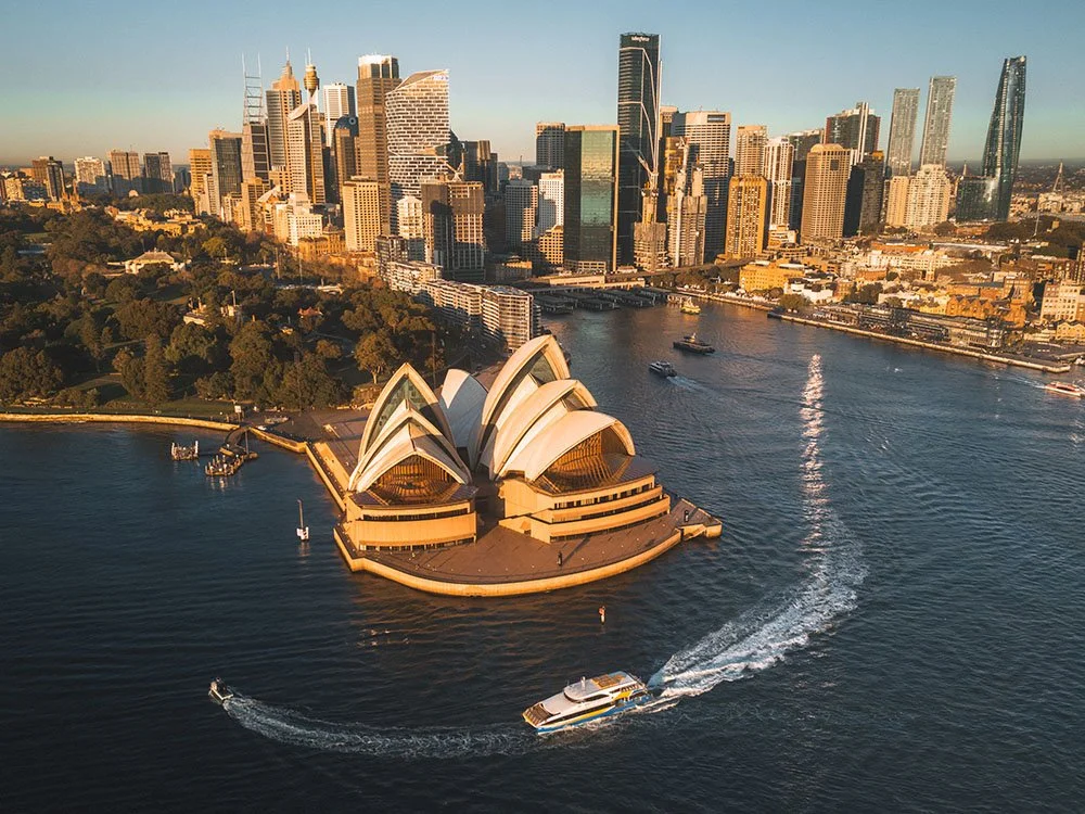 Vue panoramique spectaculaire de la baie de Sydney et de l'Opéra à l'heure dorée. Photographie de voyage et paysage urbain.