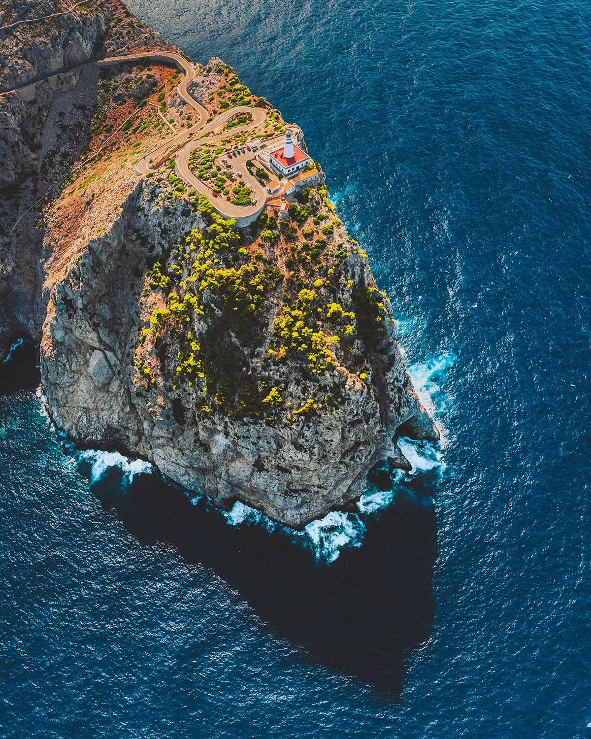 Le bout du monde. La route serpente jusqu'à la pointe déchiquetée du Cap Formentor, sentinelle des Baléares.