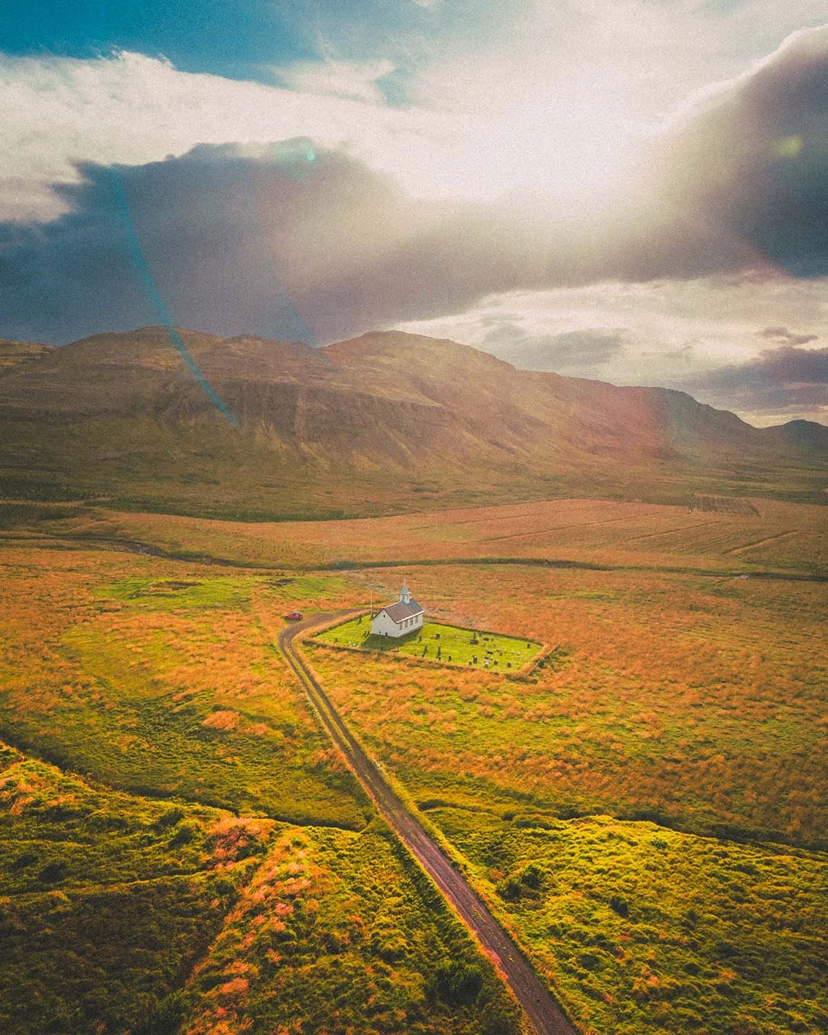 La célèbre église noire de Búðir (Búðakirkja) seule face à l'immensité de la péninsule de Snæfellsnes. Minimalisme et mélancolie islandaise.
