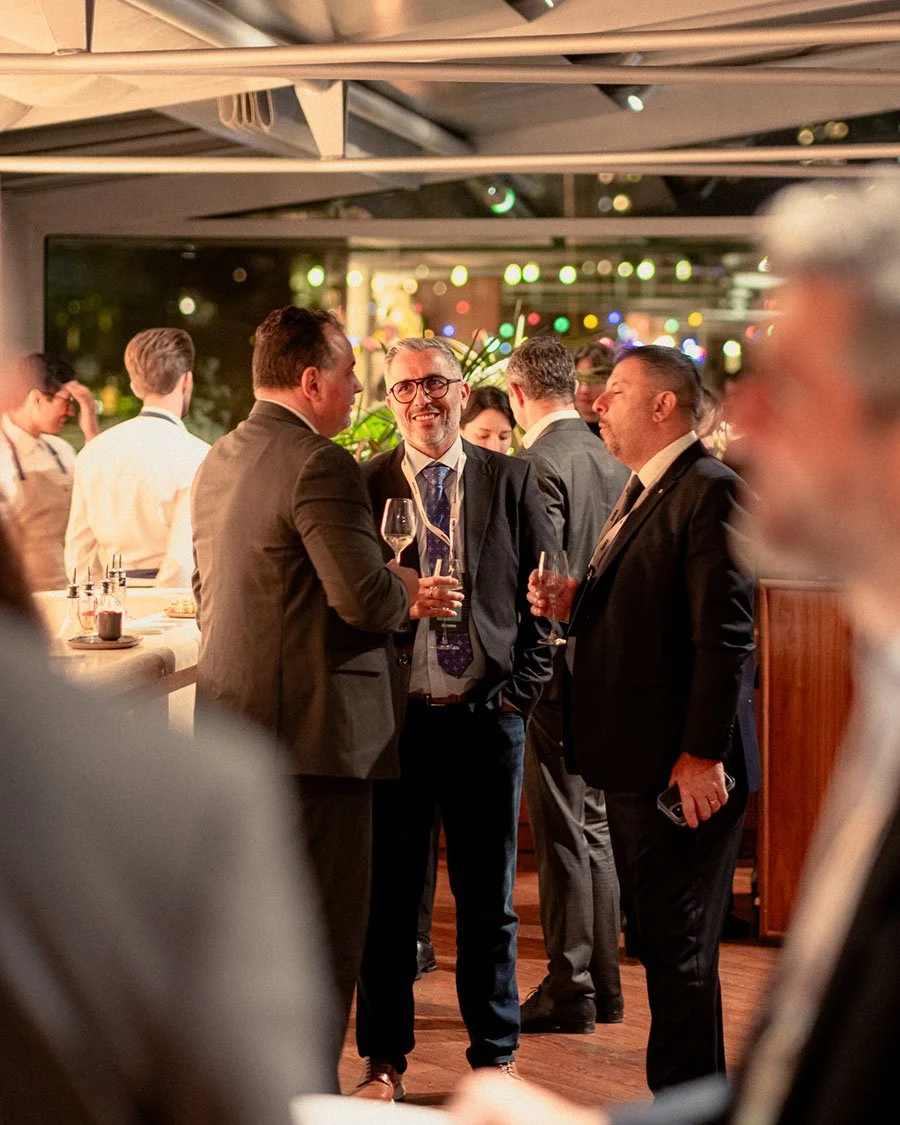 Moment de networking et d'échanges professionnels entre cadres lors d'un cocktail dînatoire. Reportage photo corporate capturant les interactions humaines et le business.