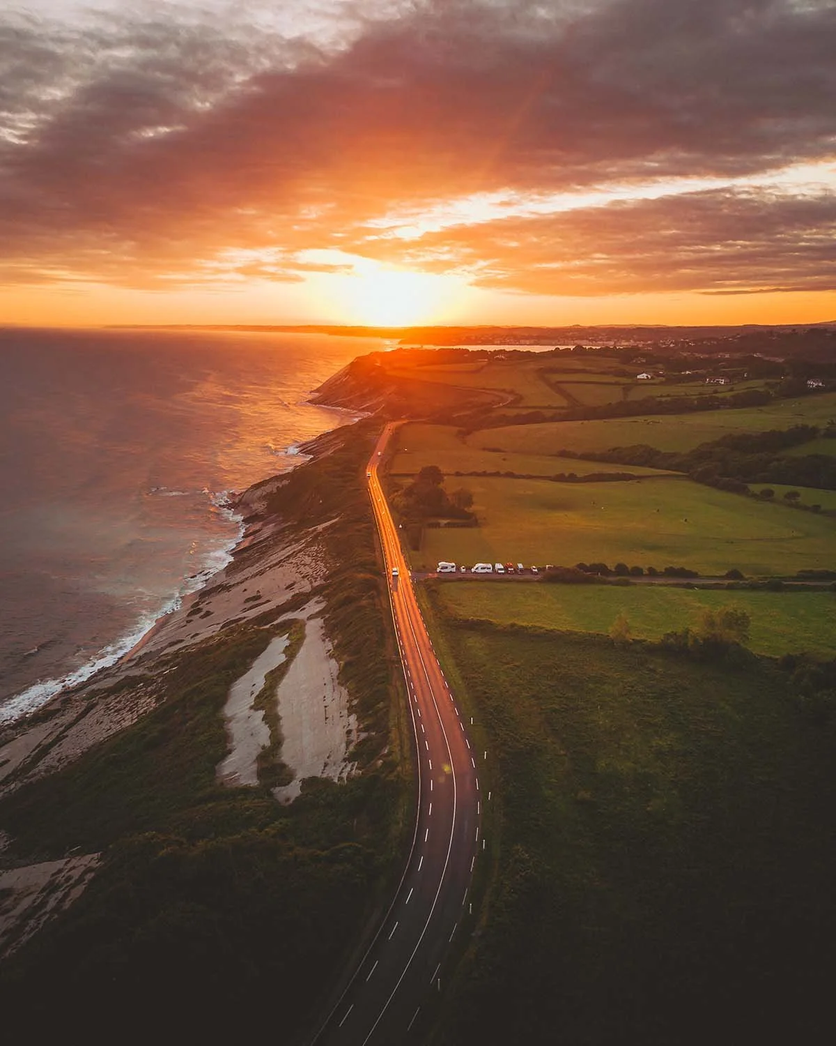 La spectaculaire route de la Corniche à Urrugne, serpentant entre les falaises vertes et l'océan Atlantique. Le spot de road trip incontournable du Pays Basque.