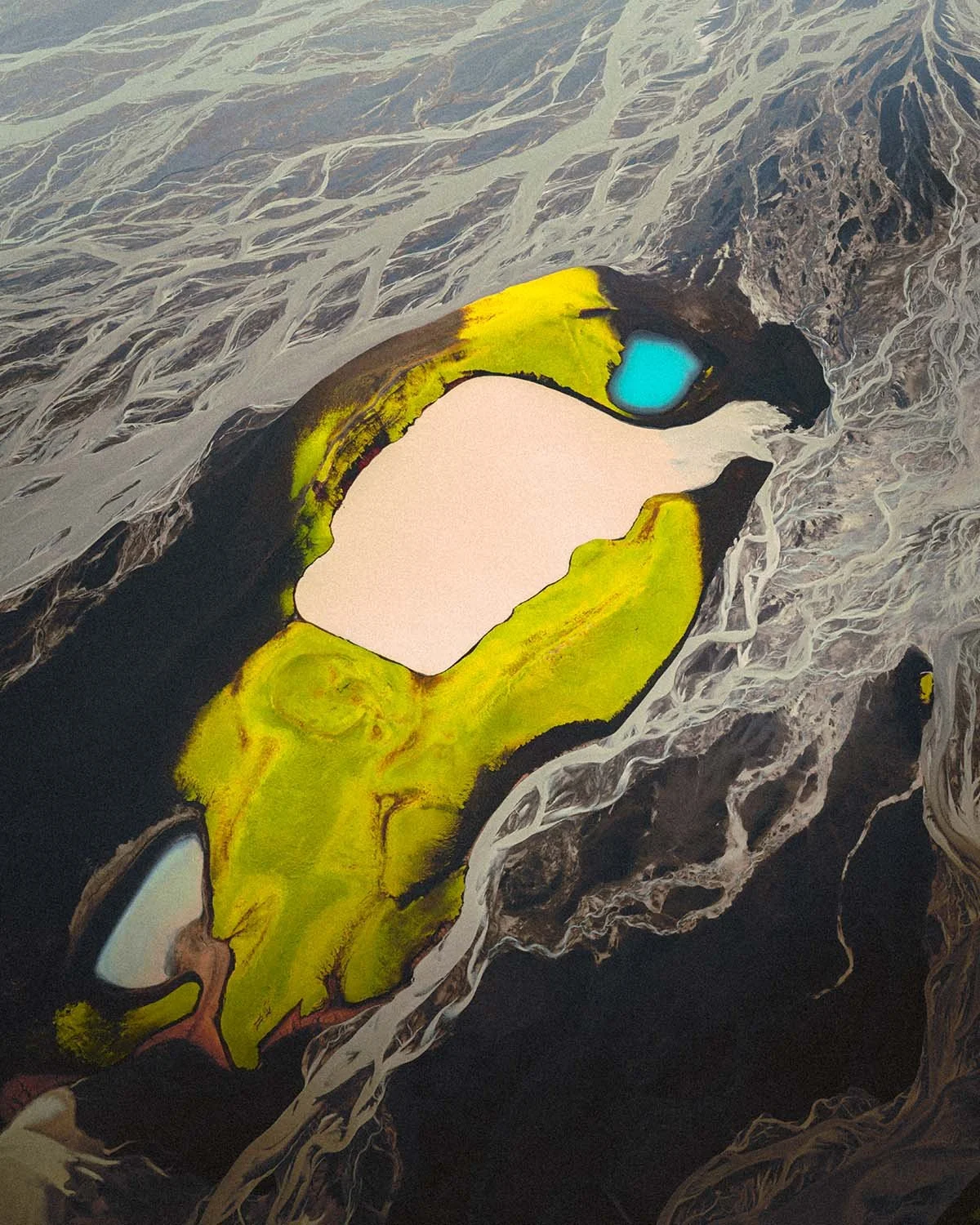 Le vaste lac Langisjór s'étendant à perte de vue, bordé par les motifs graphiques des rivières glaciaires au pied du Vatnajökull.