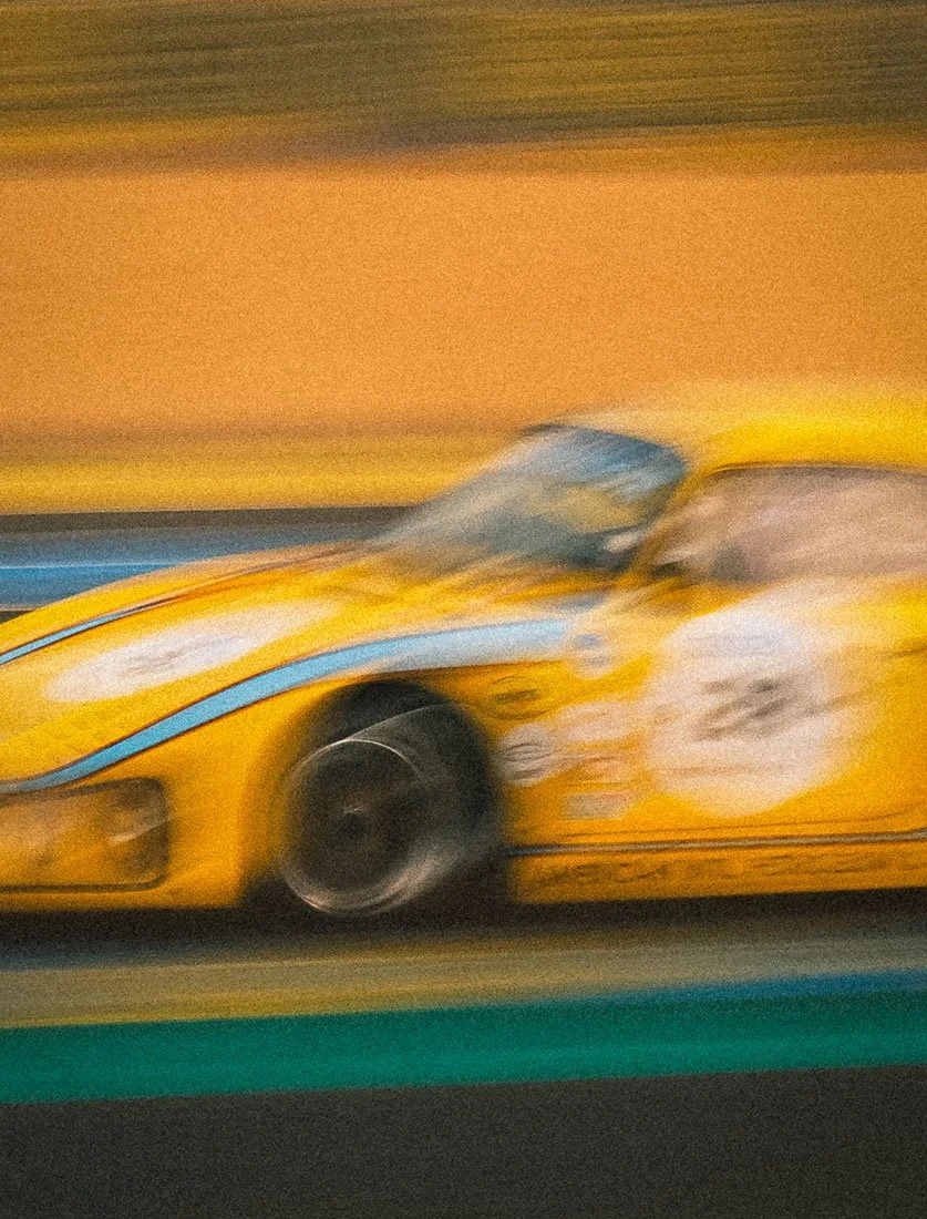 Prise de vue abstraite d'une voiture de course jaune, mettant l'accent sur la couleur et la sensation de vitesse par le flou artistique. Série Fine Art Automobile.