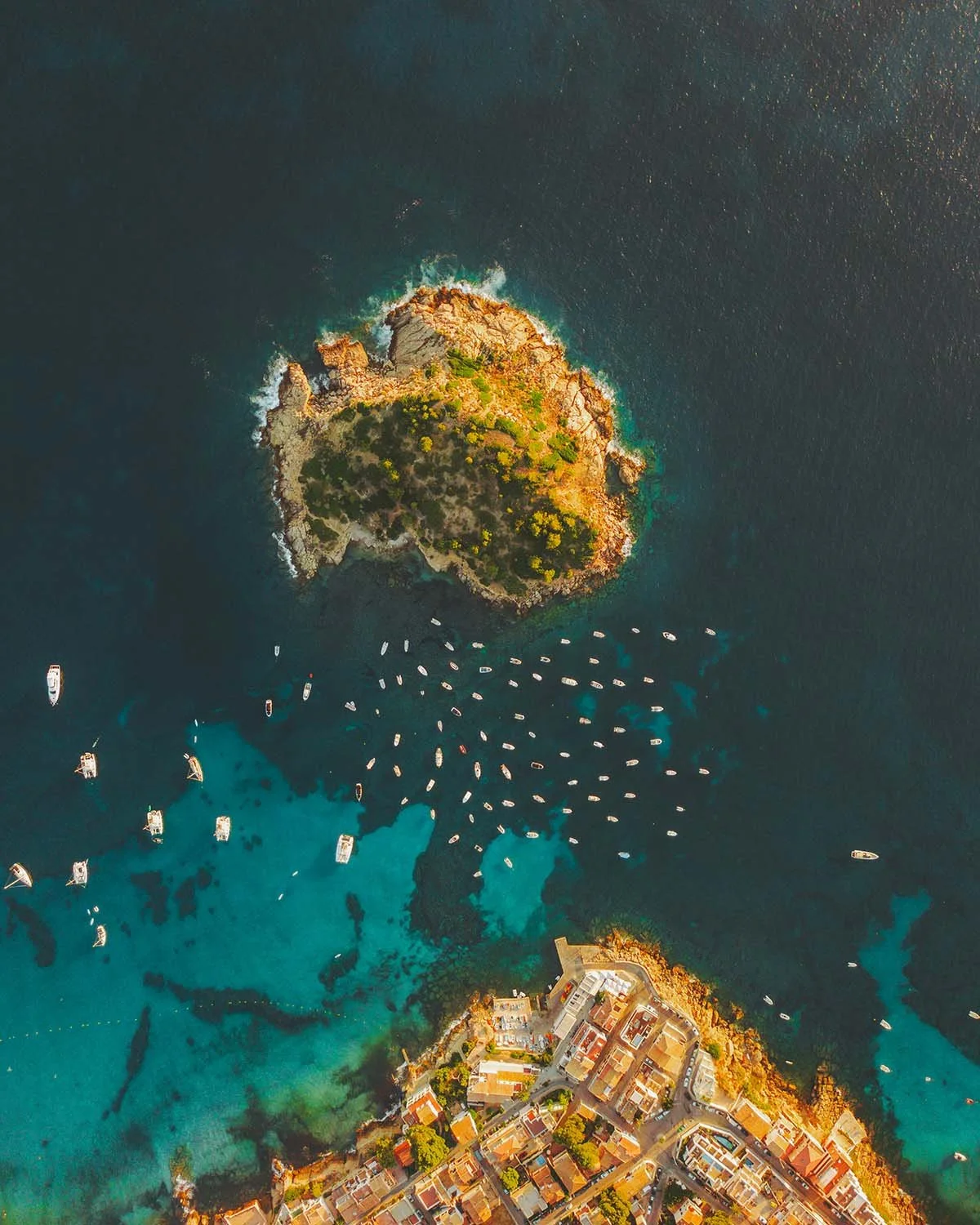 Joyau méditerranéen. Vue zénithale sur une crique sauvage et ses eaux transparentes invitant à la baignade.