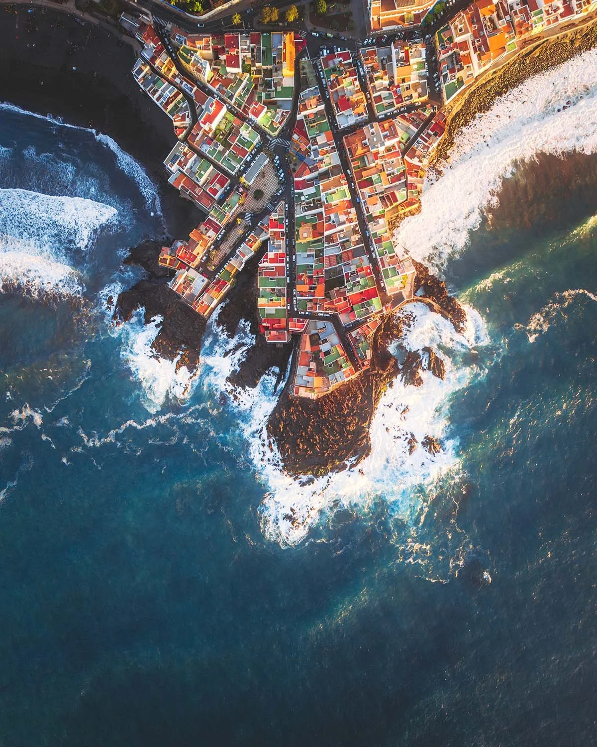Vue verticale vertigineuse des maisons colorées du quartier de Punta Brava à Puerto de la Cruz (Tenerife), perchées au bord des vagues.