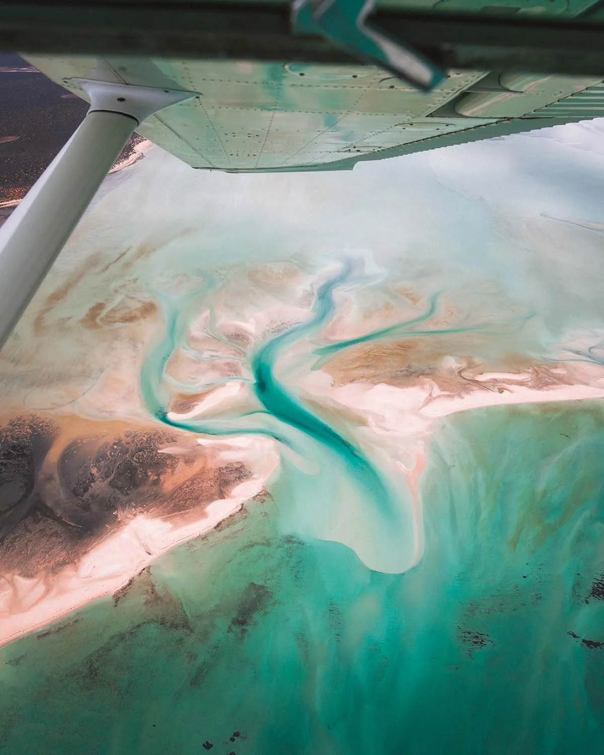 Motifs naturels fascinants formés par les marées, le sable blanc et l'eau turquoise dans la région de Shark Bay. Paysage aérien fine art par Dimitri Weber.