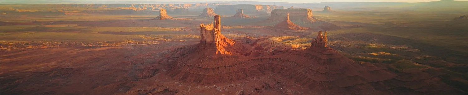 Vue panoramique iconique de Monument Valley au coucher du soleil. Photographie de paysage et grand espace américain.