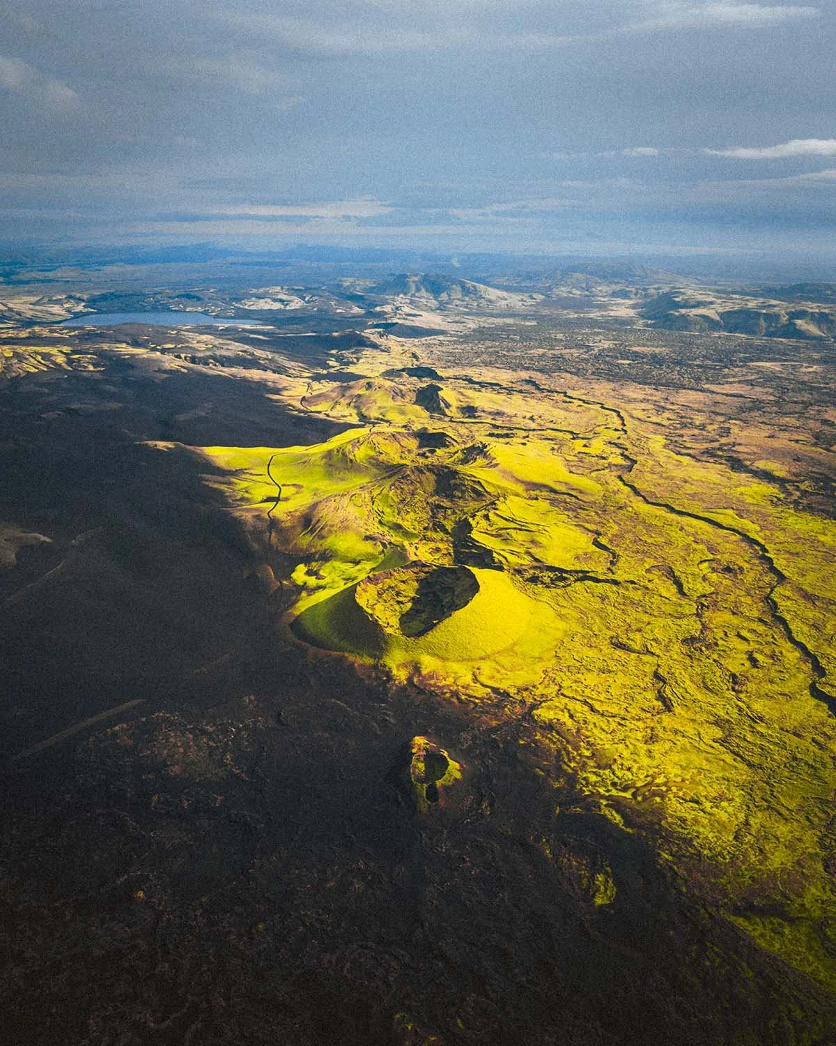 La chaîne de cratères du Laki (Lakigígar) recouverte de mousse verte, témoin de l'une des plus grandes éruptions volcaniques de l'histoire.