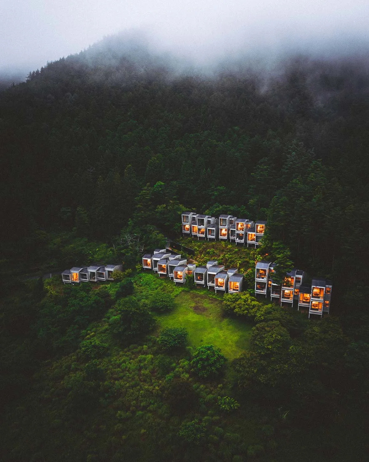 Minimalisme en pleine nature. Des modules de béton s'intègrent à la forêt au pied du Mont Fuji.