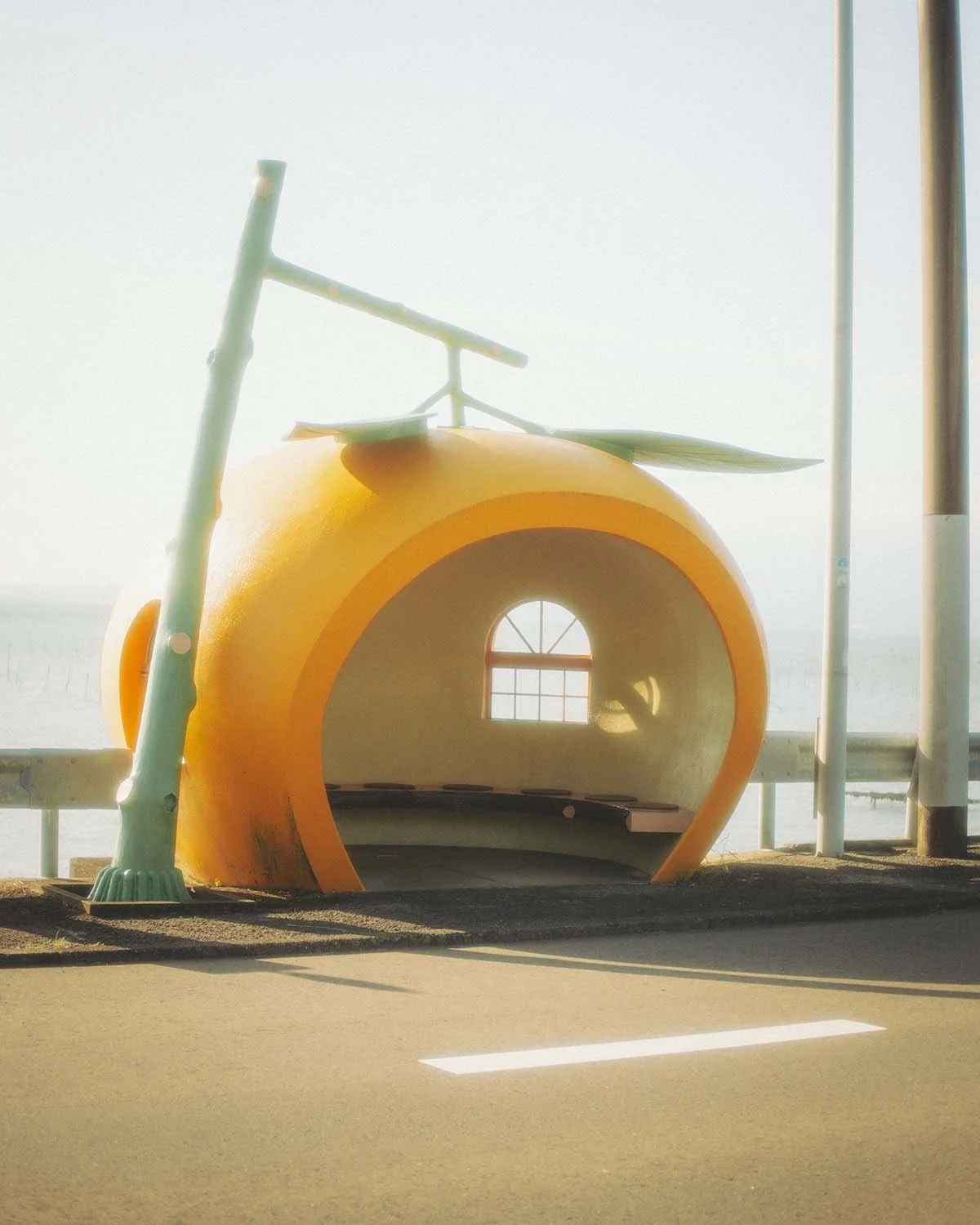 Arrêt de bus insolite en forme d'orange géante sur la route de Konagai à Nagasaki. Architecture kawaii et destination touristique populaire de Kyushu photographiée par Dimitri Weber.