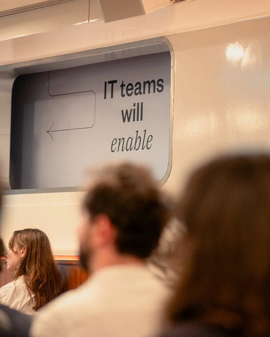 Ambiance de convention Tech/IT avec présentation sur écran géant. Illustration parfaite pour les séminaires stratégiques et la transformation digitale.