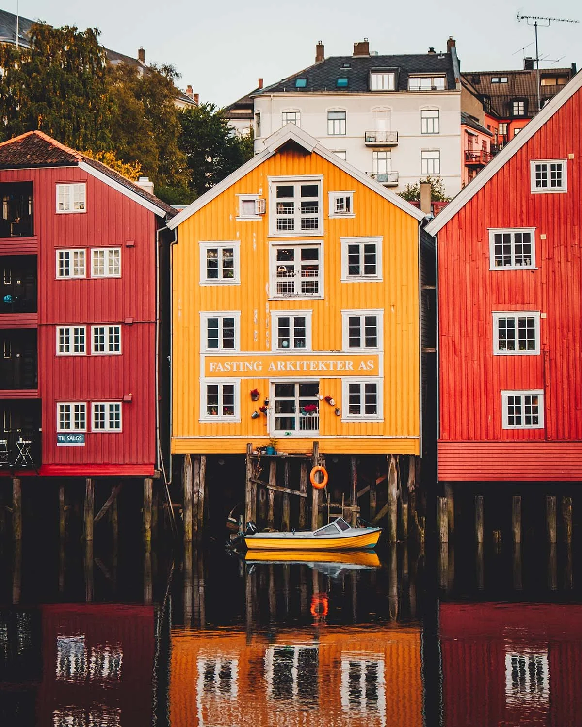 Architecture nordique. Les façades colorées des anciens entrepôts de Trondheim se reflètent dans l'eau.