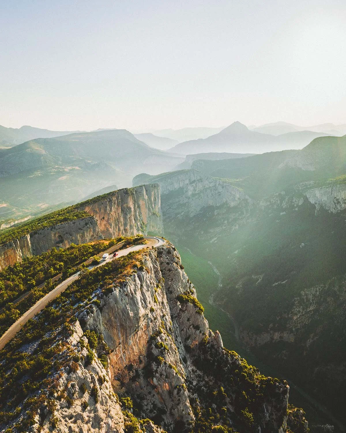 Vertige au tournant. La route s'accroche à la falaise, suspendue au-dessus du plus grand canyon d'Europe.