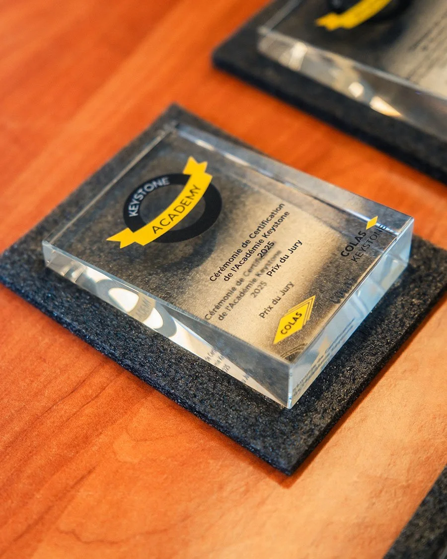 Gros plan sur un trophée "Prix du Jury" lors d'une cérémonie interne (Award). Valorisation de la réussite et de la reconnaissance des équipes en entreprise.