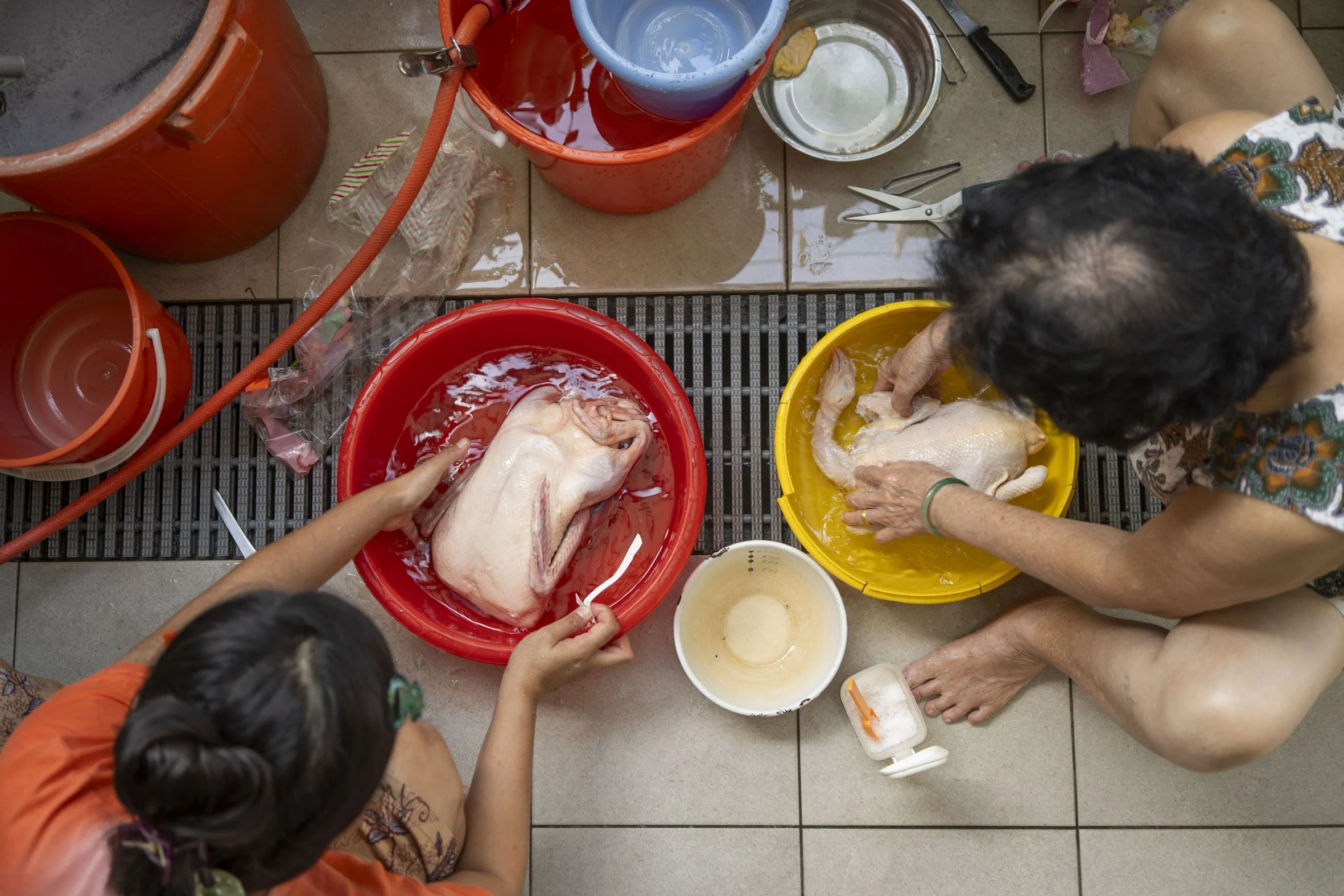 Back home, Mdm Lim’s helper rushed to help her unpack and prepare the ingredients.   With the whole duck and chicken she bought, Mdm Lim planned to make braised duck and steamed chicken.   

“When praying to Ti Gong, we must only offer whole foods, t