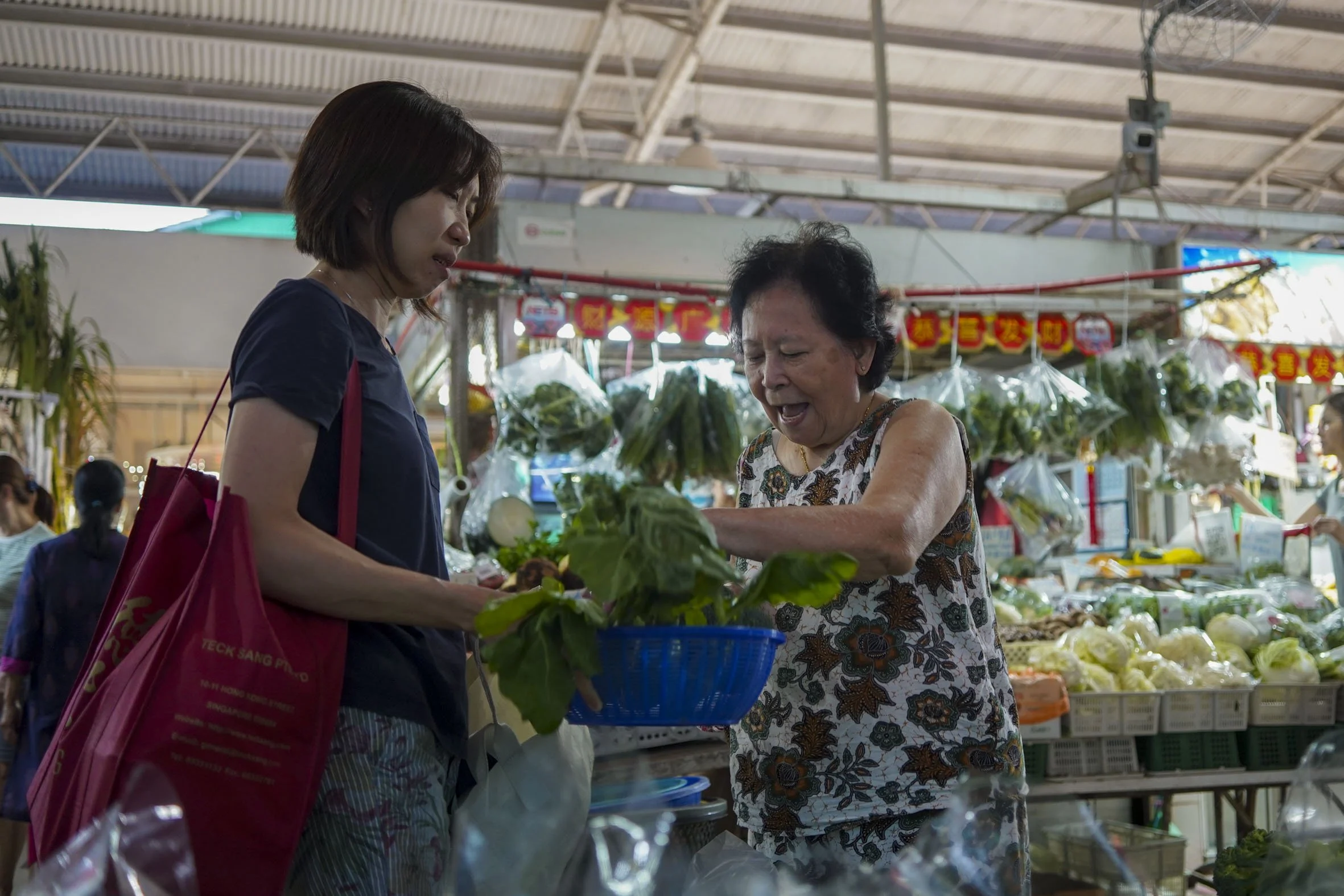 At 7AM, Mdm Lim arrived at Ang Mo Kio 628 Market to shop for offerings. Her daughter-in-law, Mdm Lee Kok Hiang, 48, ferried her to the market and helped carry groceries. At the vegetable stall,  Mdm Lim bought more Kai Lan stems for dinner that night
