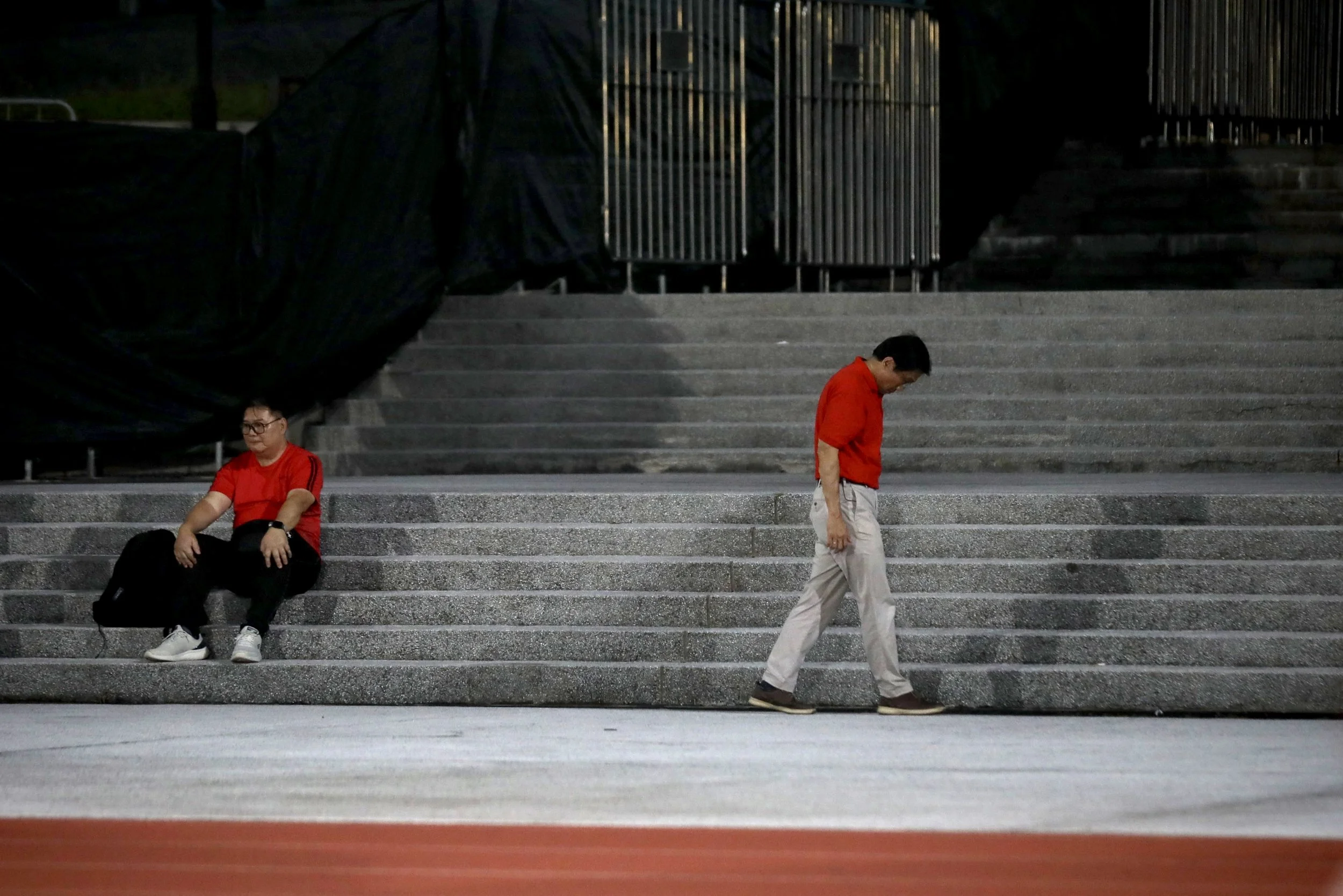 As results for other constituencies rolled in, SDP’s Dr Chee Soon Juan walked away briefly from party members and media.

It was just announced that he had lost Sembawang West SMC to PAP candidate Poh Li San by just about 6 percentage points — with 4