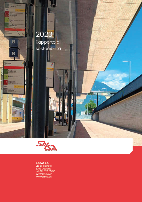 Copertina di un rapporto sulla sostenibilità 2023, con immagine di un'area urbana con fermate dell'autobus e strutture moderne sotto un cielo azzurro, mentre sul fondo si vedono montagne.