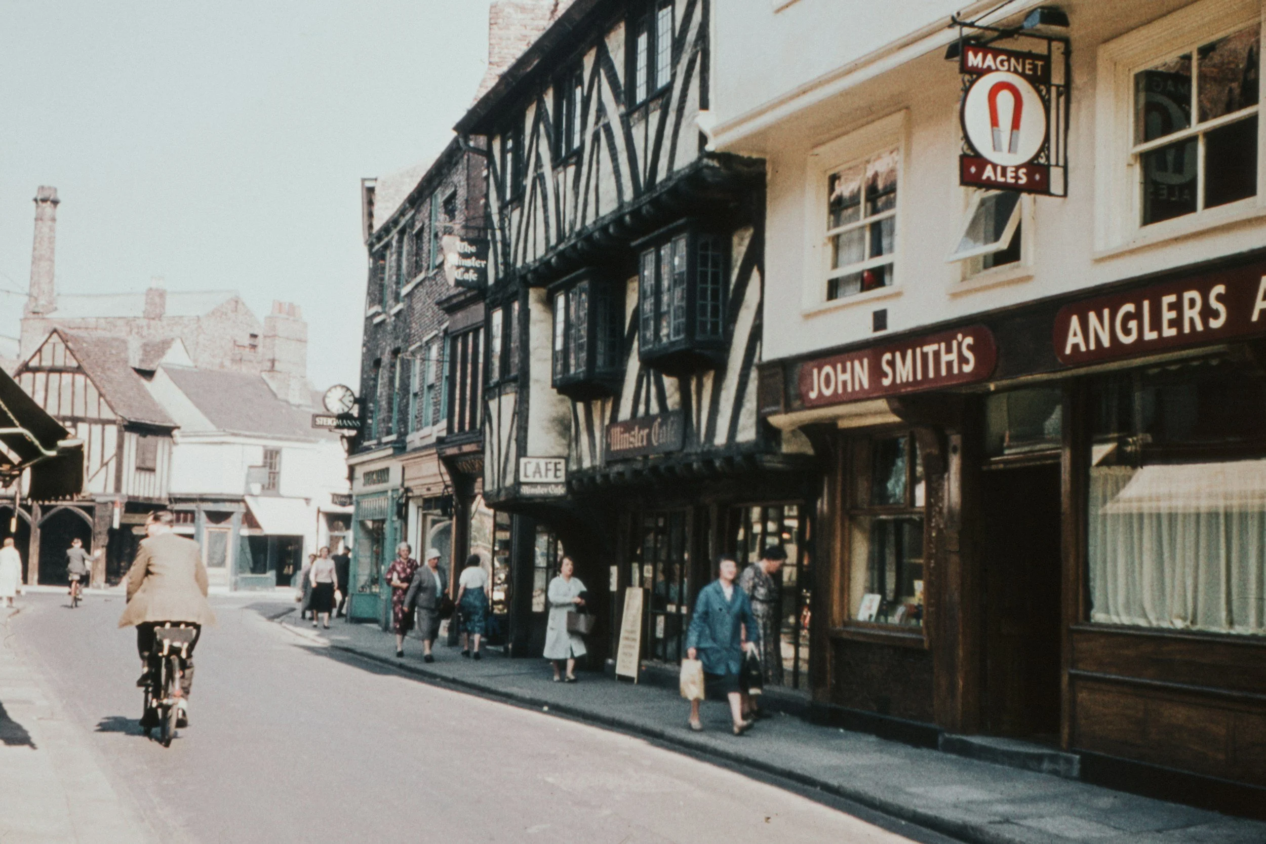 How Warwick businesses can win the “near me” search before the castle crowds arrive