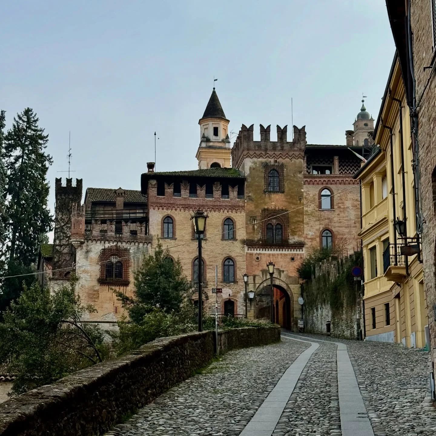 One of the things I love about travelling is exploring little towns that are often missed by tourists, this was definitely one of those special towns 😍

#castellarquato #italiantown #exploreitaly #europeroadtrip #exploreeurope