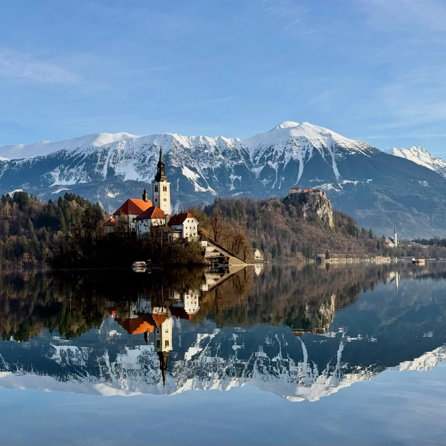 Some places are a cliche for a reason, the 5 mile loop round Lake Bled early one morning was absolutely breathtaking, one of my best of this trip. It wouldn&rsquo;t have been complete with trying the Bled cream cake with a coffee after 😍

#lakebled 
