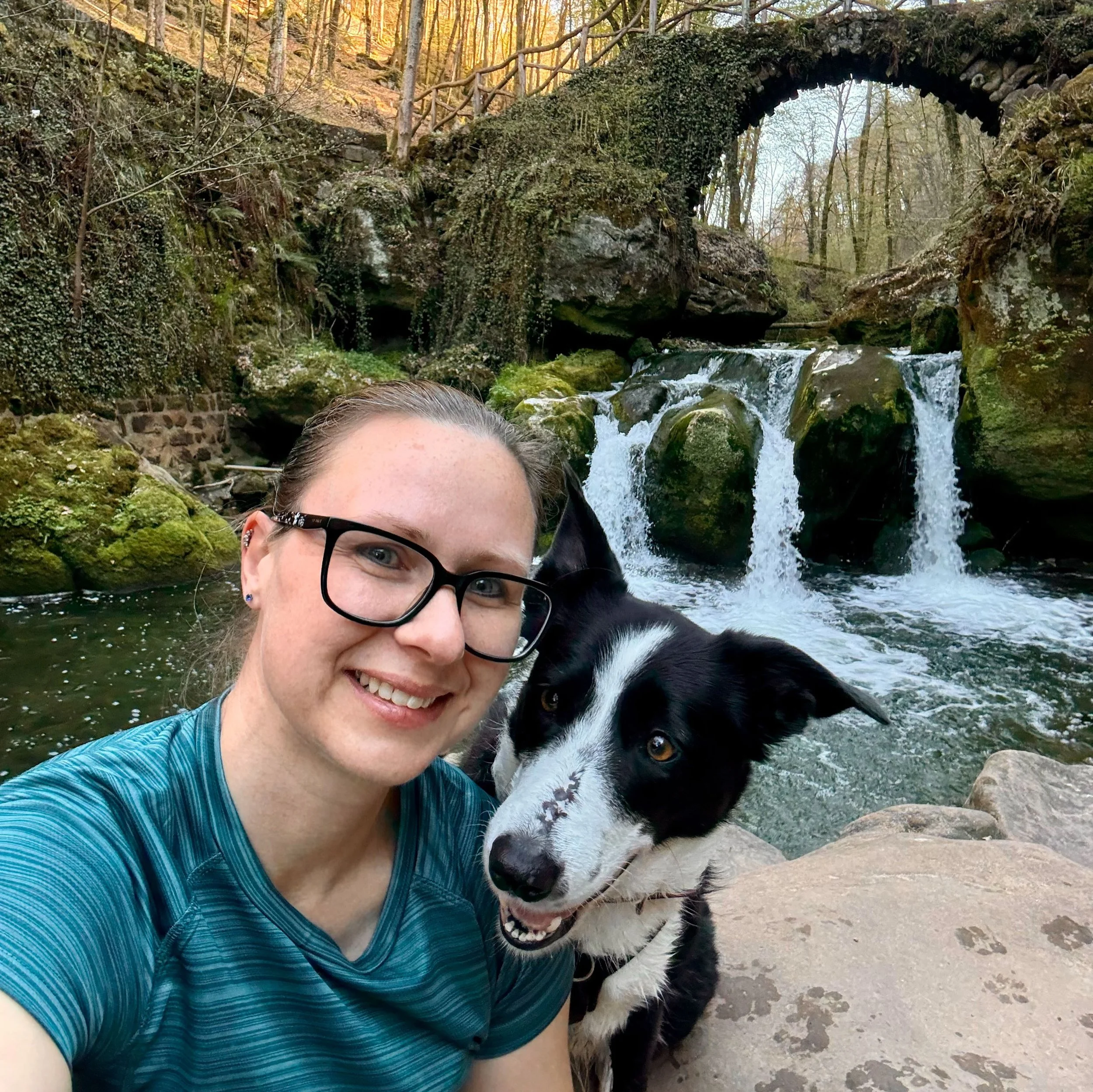 I think this is the most photographed spot in Luxembourg and for a good reason! 

Echo was up to her normal tricks with the water so ended up tied to another tree so I could take some photos with the tripod! 😂

#schiessent&uuml;mpel #exploreluxembou